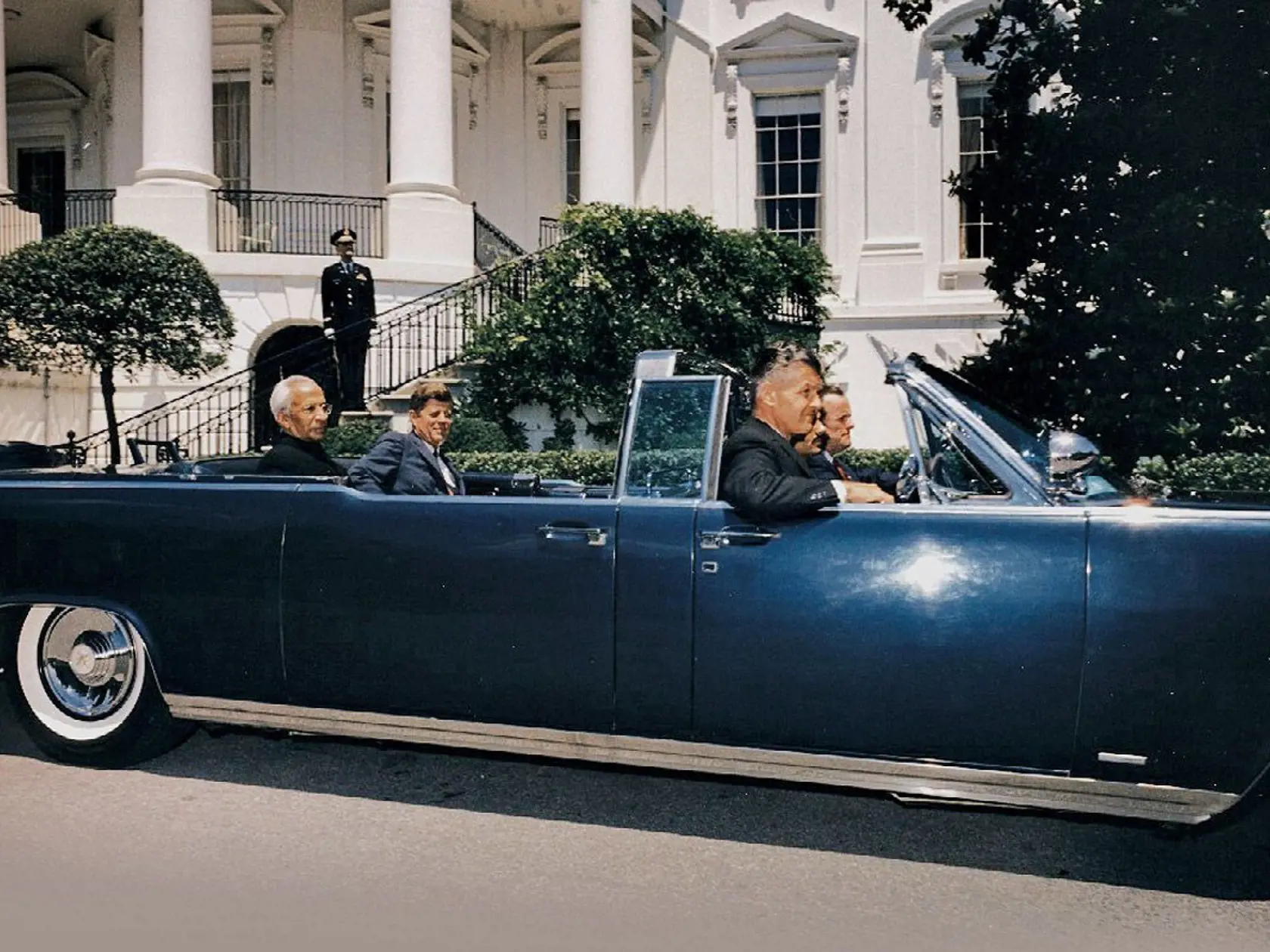 Neskôr využíval J.F. Kennedy ako prezidentský automobil otvorený Lincoln X-100