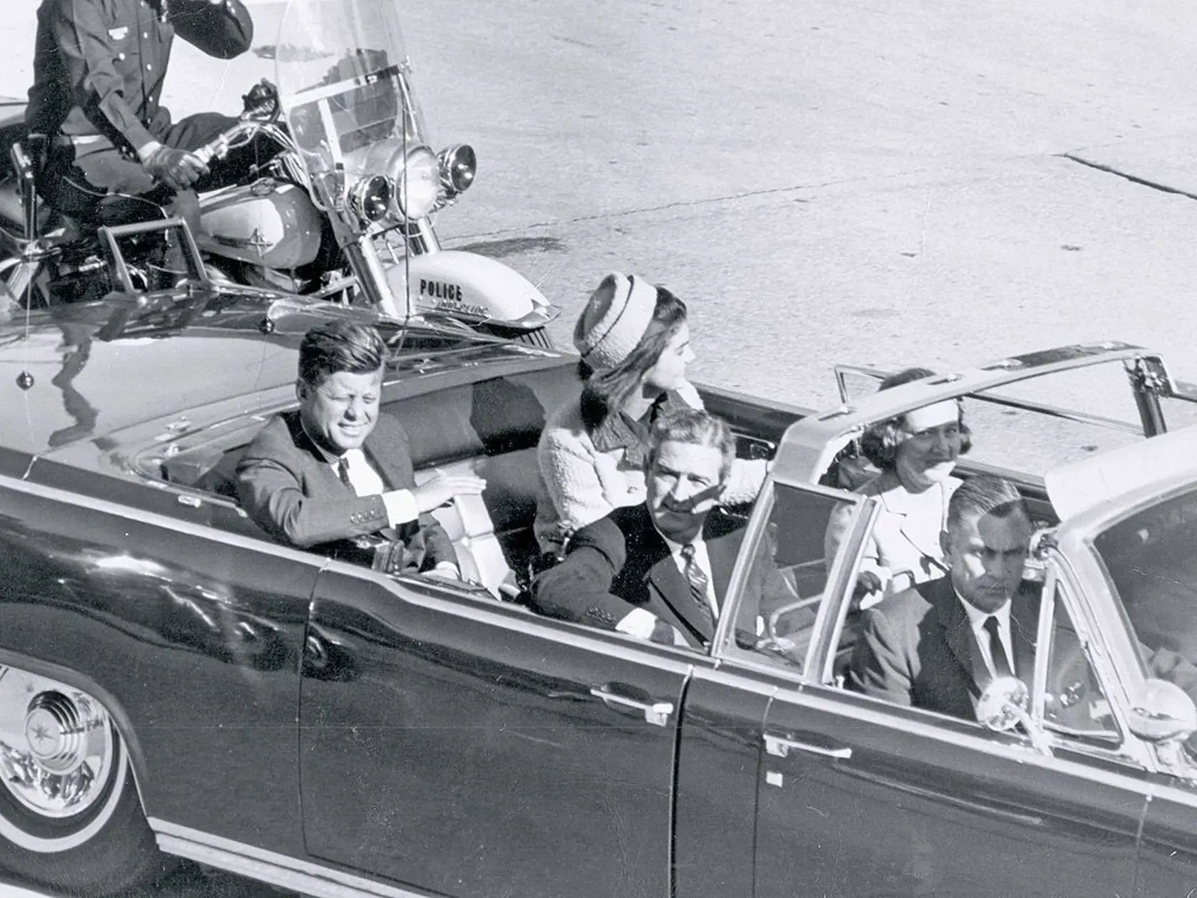 John F. Kennedy v kabriolete Lincoln X-100 počas osudnej prehliadky 22. novembra 1963 v texaskom Dallase