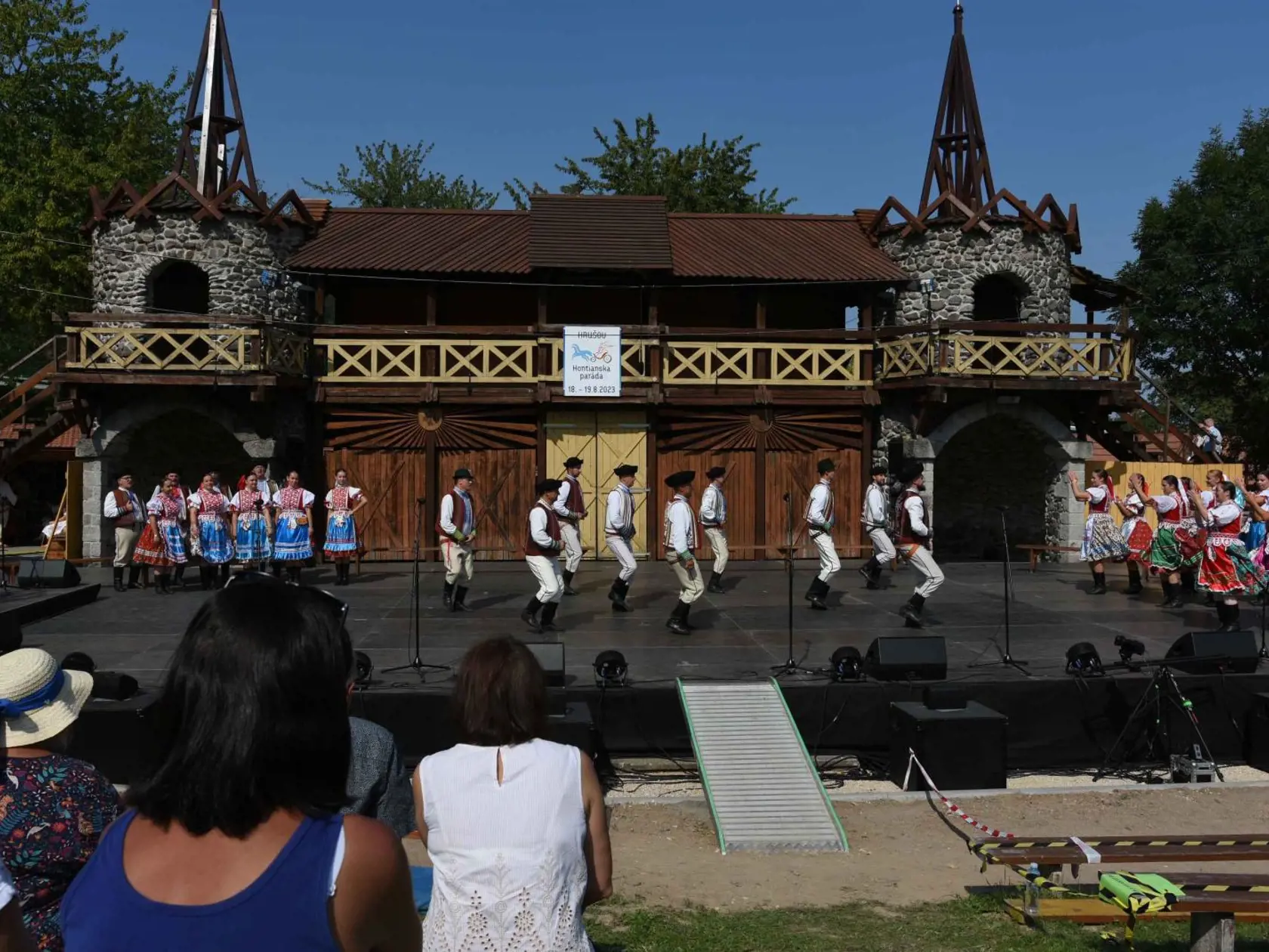 Folklórny festival Hontianska paráda sa koná už tradične v Hrušove. Pomenovaný je podľa regiónu v ktorom sa obec nachádza. Každoročne ho navštív približne 20-tisíc hostí.