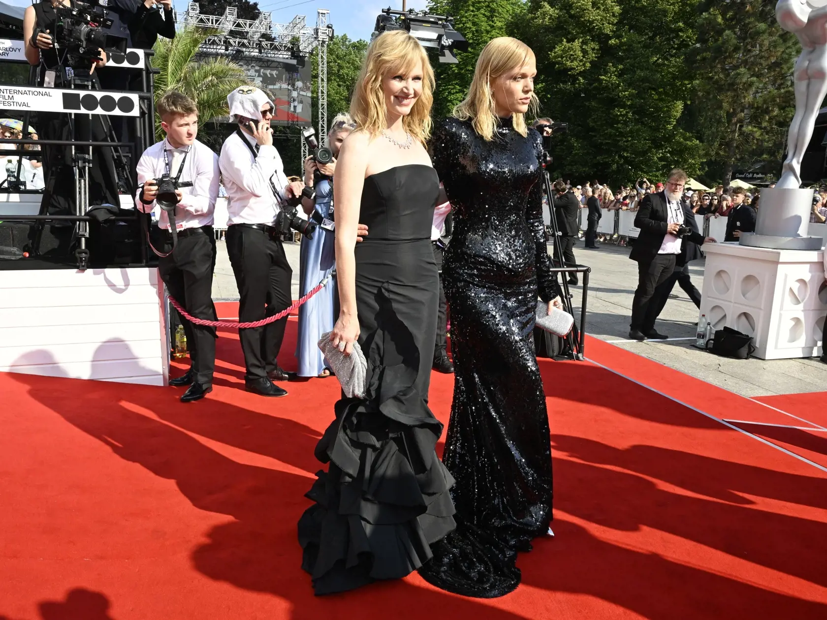 Setry herečky Anna Geislerová a Ester Geislerová sa nahodili do čiernej.