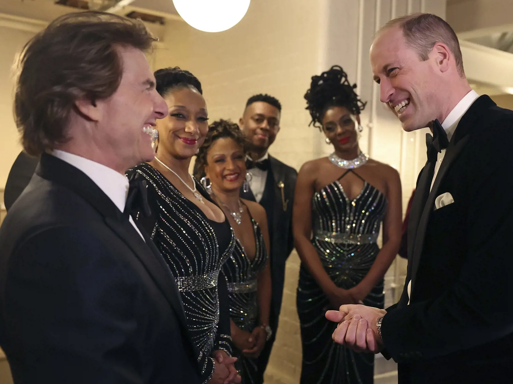 Herec Tom Cruise a budúci britský kráľ sa očividne dobre bavili.