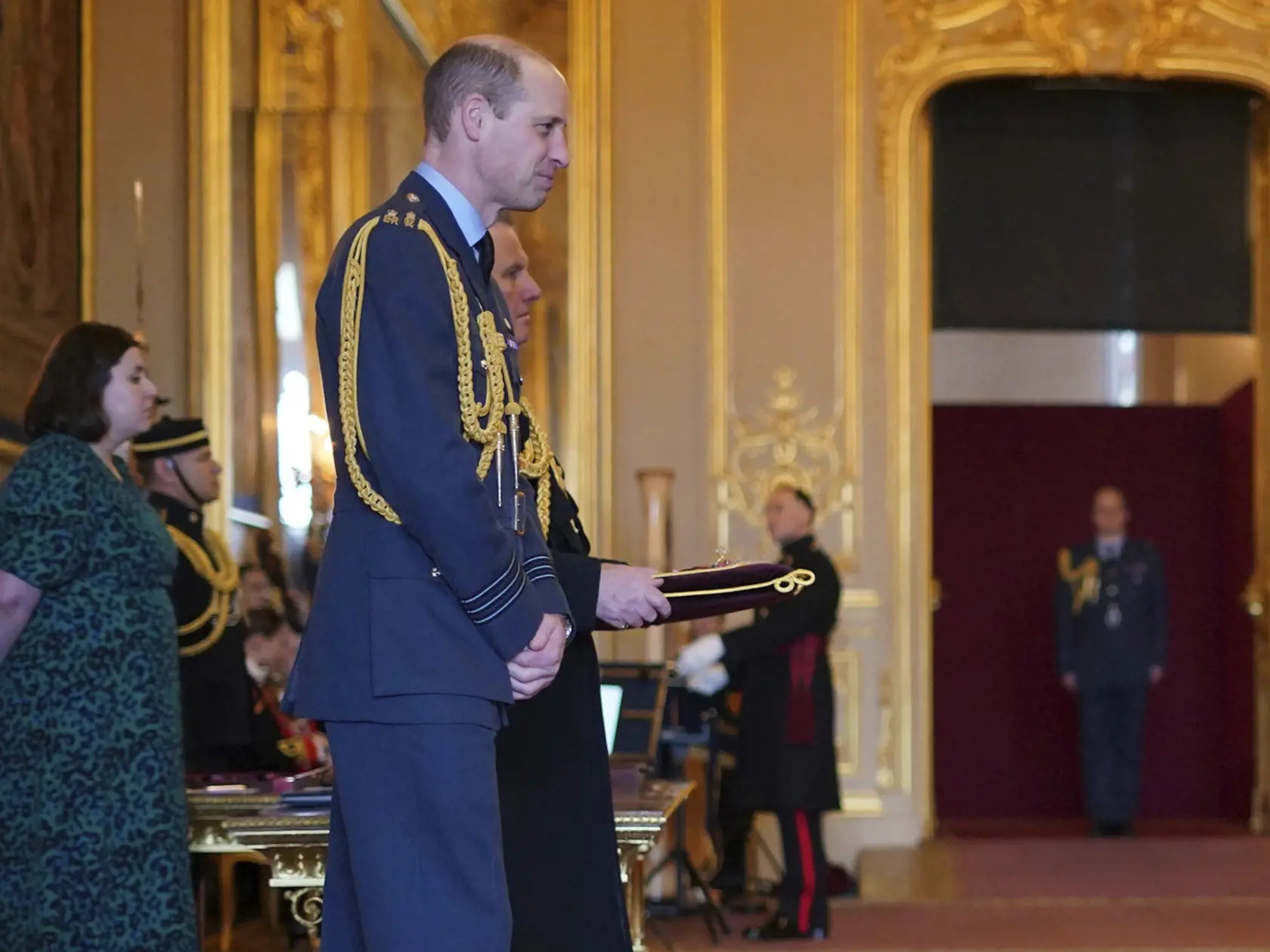WA 62 Windsor - Britský princ William odovzdáva vyznameniania v mene kráľovskej rodiny na Windsorskom zámku v stredu 7. februára 2024. Britský princ Williamod stredy opäť vykonával svoje oficiálne povinnosti, ktoré vynechal počas rekonvalescencie svojej manželky Kate po operačnom zákroku. Prevezme aj niektoré povinnosti svojho otca kráľa Karola III., ktorý sa lieči na rakovinu. Karol však bude naďalej vykonávať funkcie hlavy štátu a každý týždeň absolvuje stretnutie s britským premiérom. FOTO TA