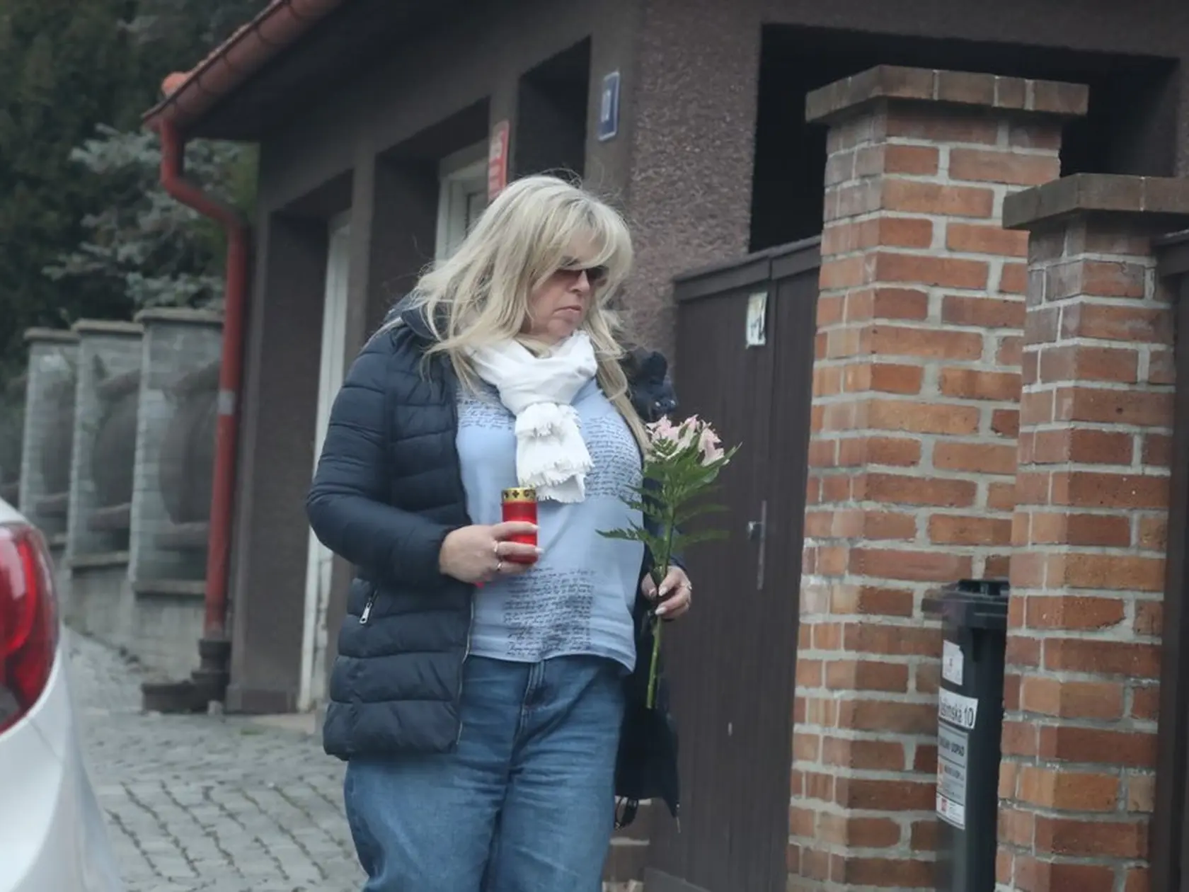 Ľudia vytvorili pred domom Slováčkovcov pietne miesto.