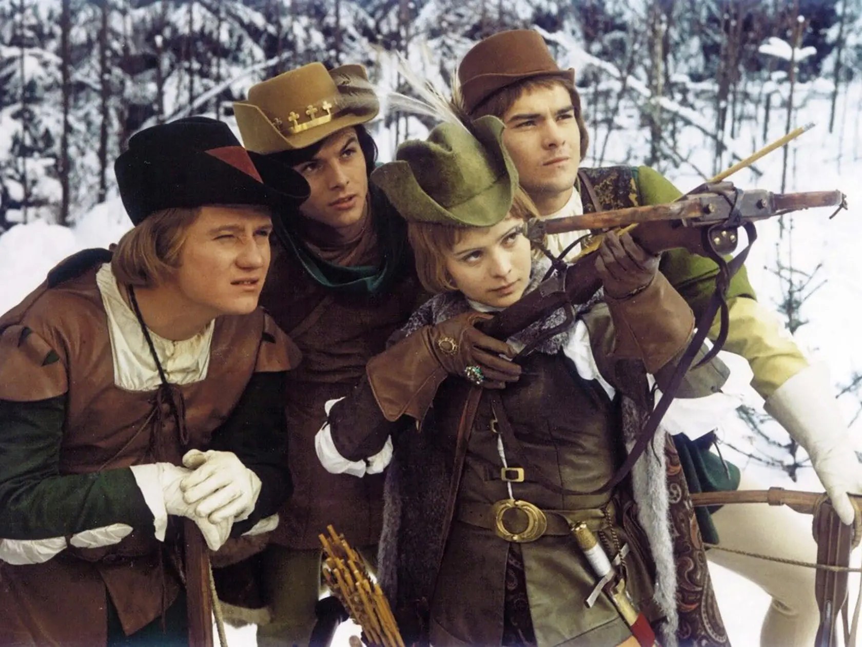 Čarostrelkyňa. Obyčajná kuša, neomylná muška. Fotografie z filmu si môžete pozrieť aj na stenách schodiska.