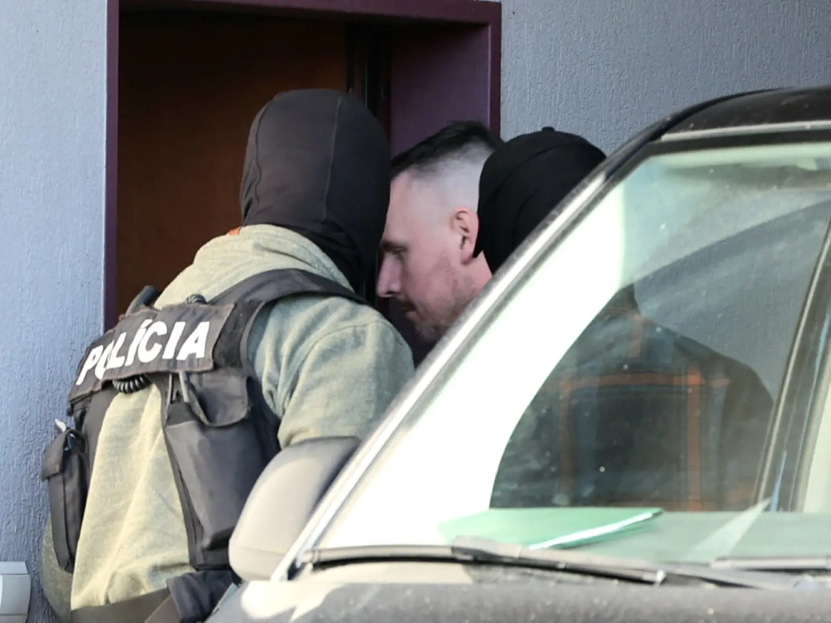 Eskorta priváža Daniela Bombica na Špecializovaný trestný súd 29. januára 2025.