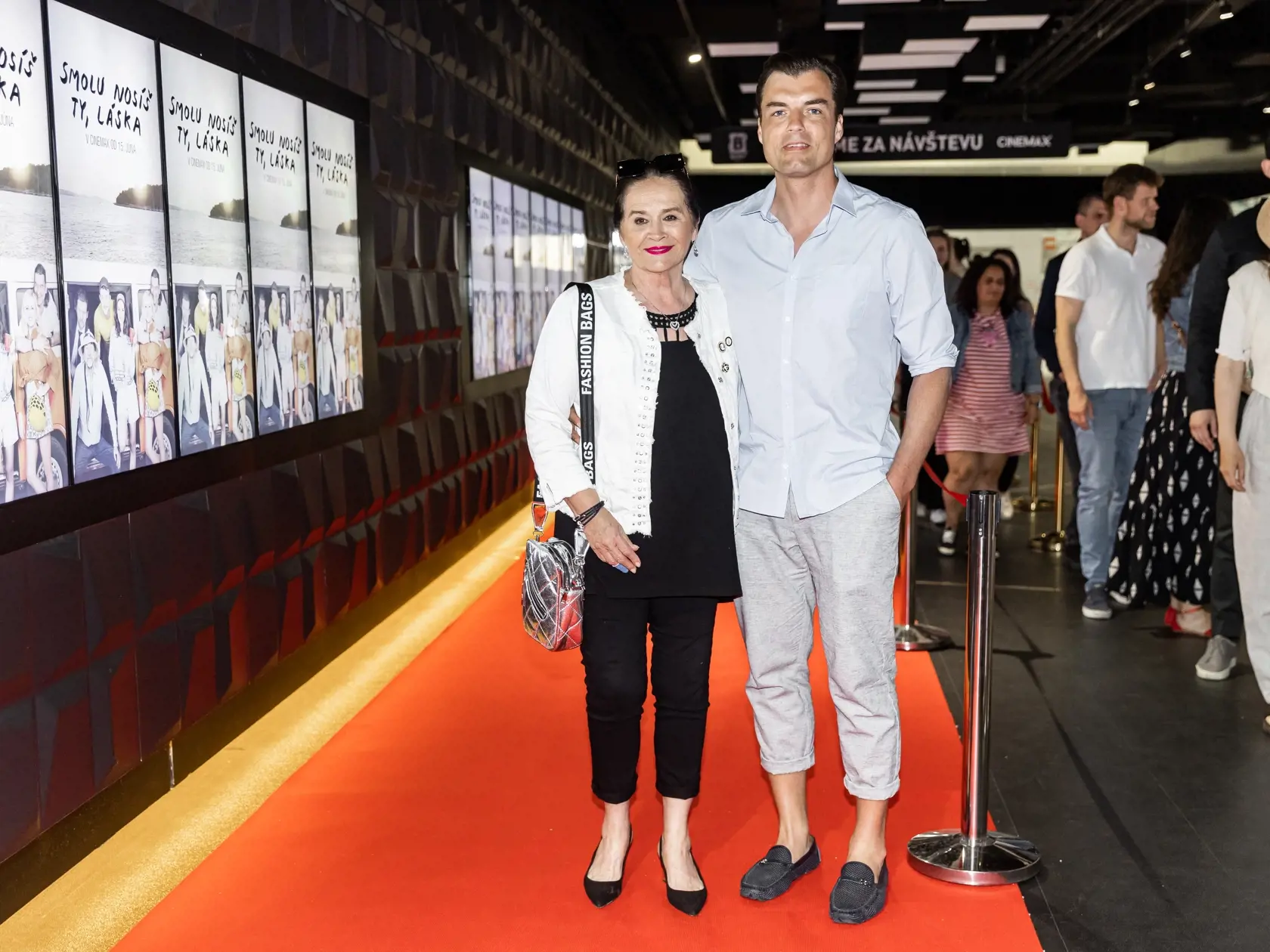 Premiéra filmu “Smolu nosíš ty, láska” v Bratislave. Na snímke Hana Gregorová a Ondřej Koptík.