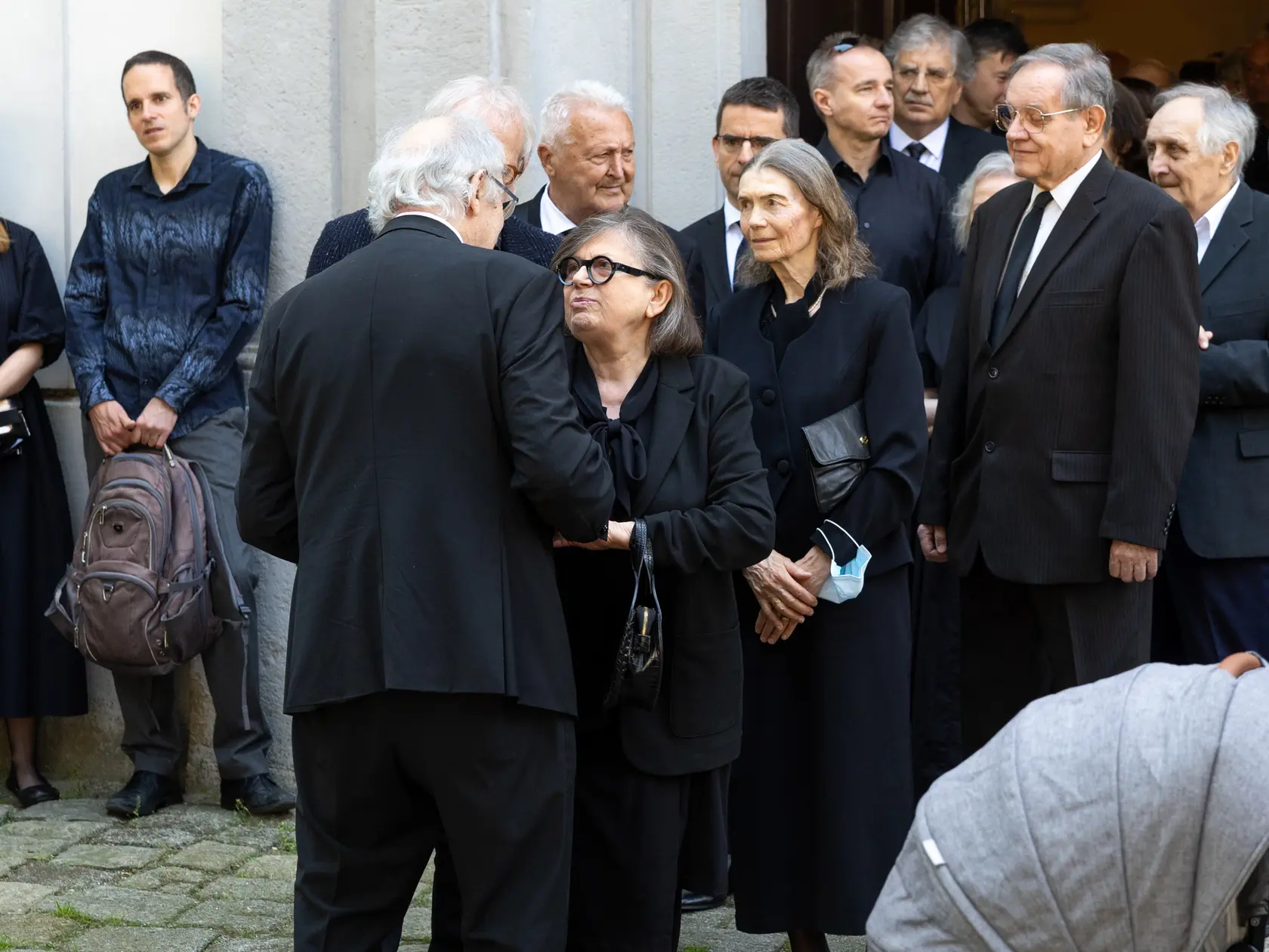 Rozlúčka s Danielou Kovárovou, manželkou herca Františka Kovára. Na snímke Zuzana Kronerová sa prihovára Františkovi Kovárovi.