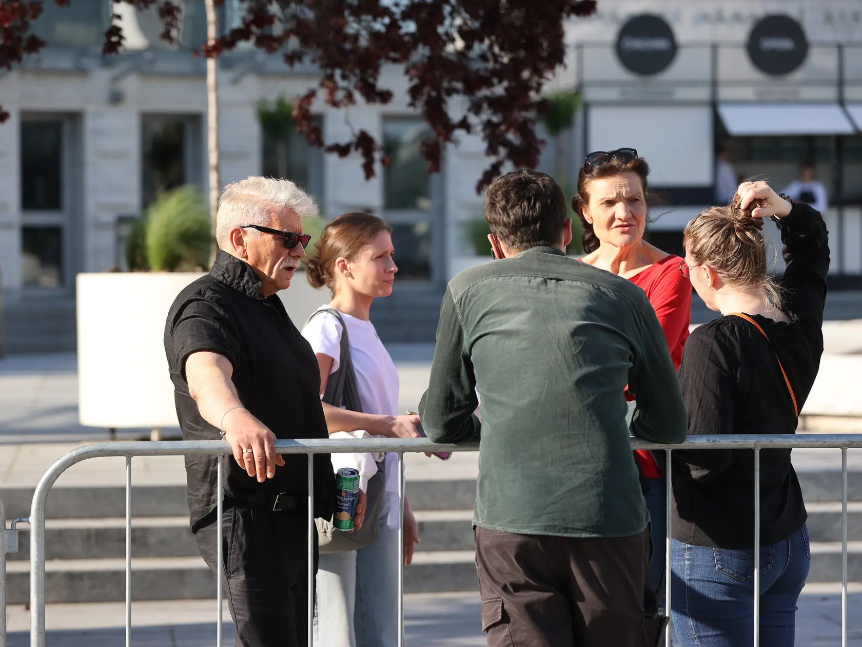 Pred koncertom ruskej speváčky Anny Netrebko sa konal  protest na námestí pred Slovenským národným divadlom. Nechýbali Richard Stanke, Jana Kovalčíková i Jana Oľhová. 
