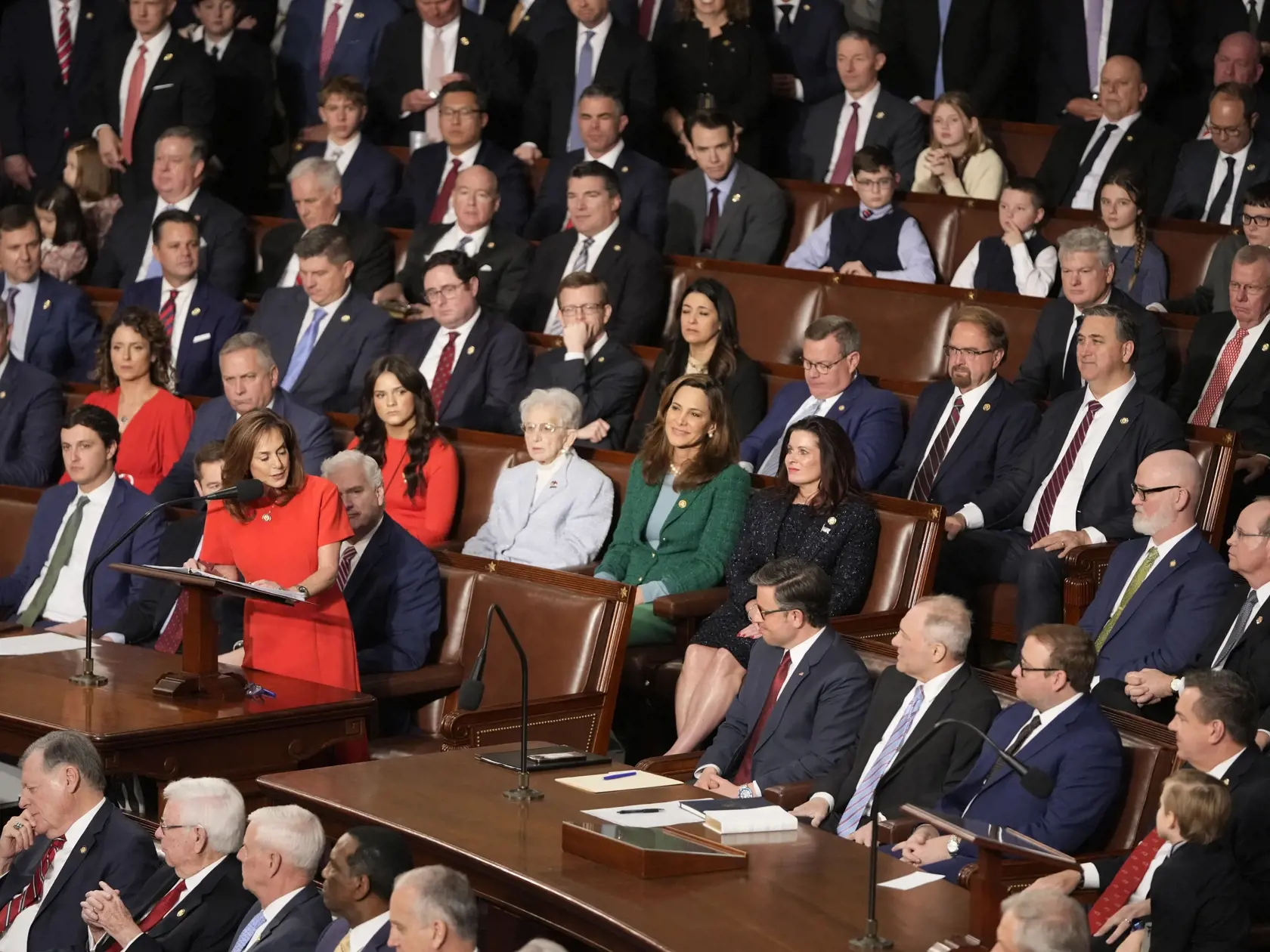 "Biely dom sa stal pobočkou Kremľa," povedal demokratický senátor Chris Murphy, ktorý sa stal jedným z najvýraznejších kritikov súčasného amerického prezidenta. Ako uviedol pre CNN, zdá sa, že sa USA snažia "zblížiť s diktátormi".
