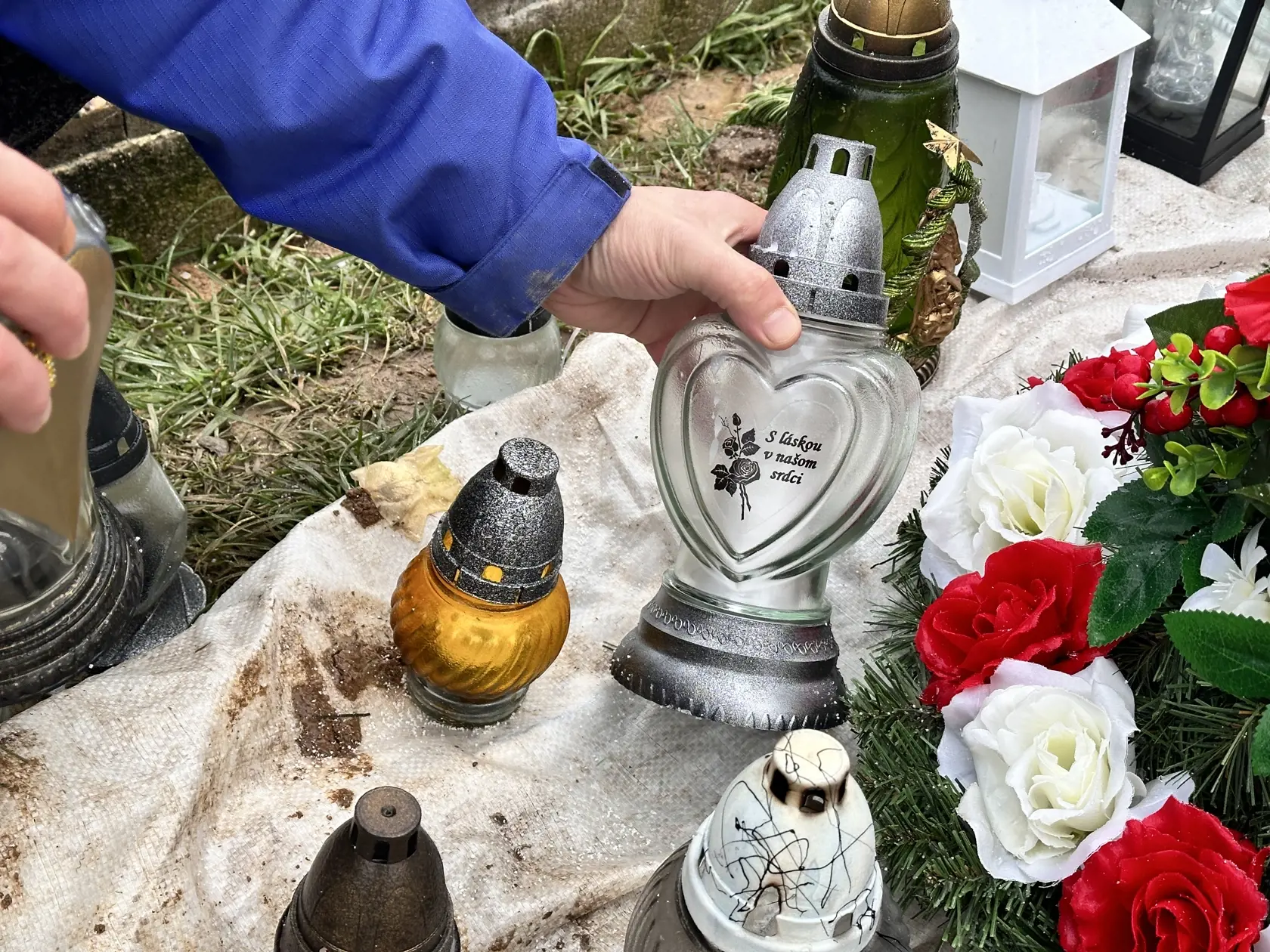 Aj túto sviečku kúpili za ľudí, ktorí im na ňu poslali peniaze, keďže osobne sem prísť nemôžu.