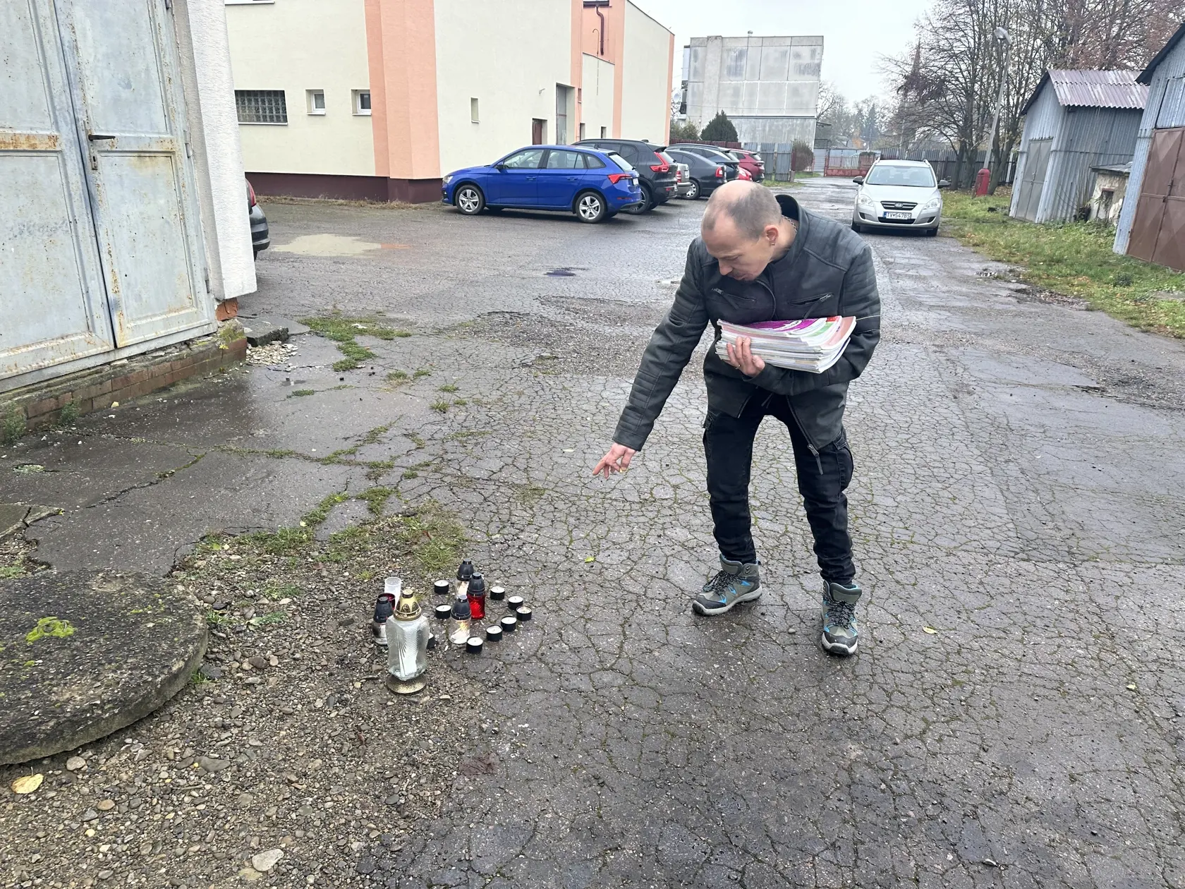 Roman Dominik, otec nebohého mladíka ukazuje na miesto, kam jeho syn dopadol.