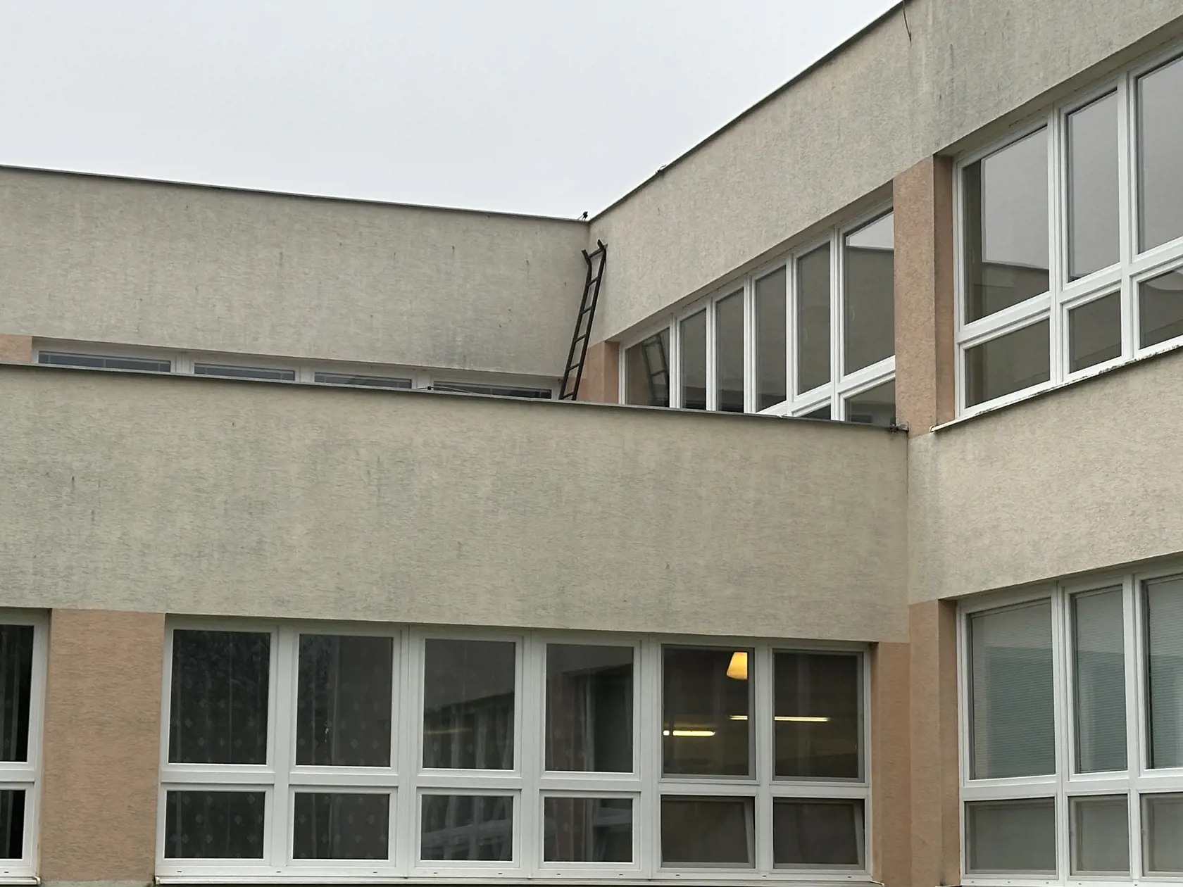 Týmto rebríkom sa Roman dostal na strechu, z ktorej skočil.