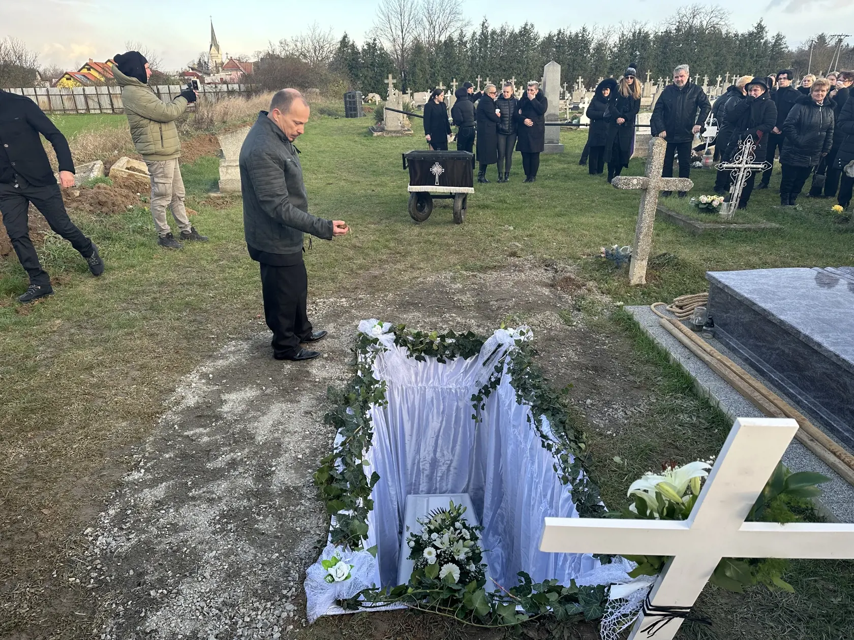 „Romanko, bol si naším svetlom, radosťou a nádejou. Krutosť tvojich spolužiakov, hlavne spolužiačok ťa dohnala k tomuto činu. Chýbaš nám, chýba nám tvoj smiech, tvoje standapy, úsmev, pohladenie a bozky," povedal otec.