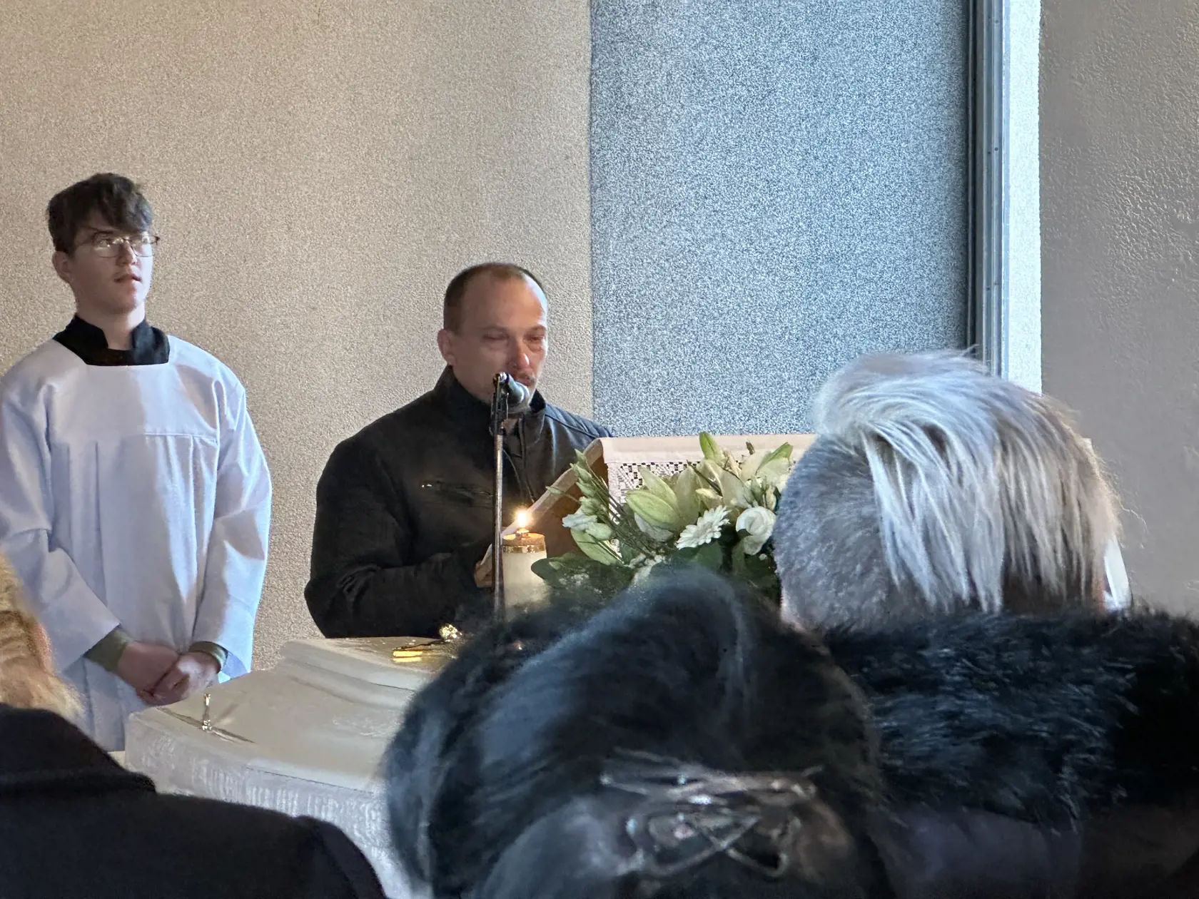 „Ďakujem rodine, blízkym a priateľom, že nám dopomôžu odprevadiť nášho syna na poslednej jeho ceste. Ja ako otec ani neviem vysloviť, akú bolesť prežívame. Asi to bude tým, že naša spoločnosť zavrela oči pred všetkým a stala sa z nej násilná spoločnosť,“ začal svoj príhovor Roman Dominik, otec chlapca.