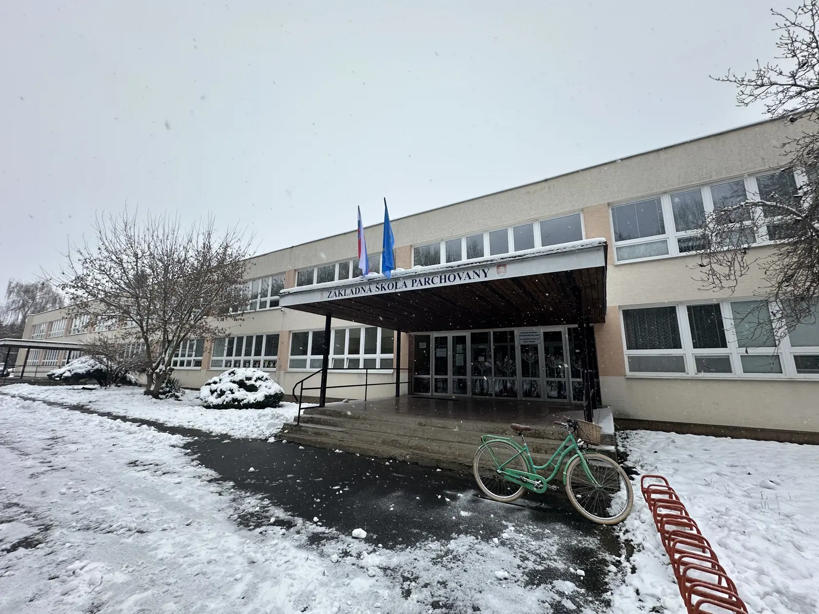 Škola v Parchovanoch, ktorú navštevoval Roman.