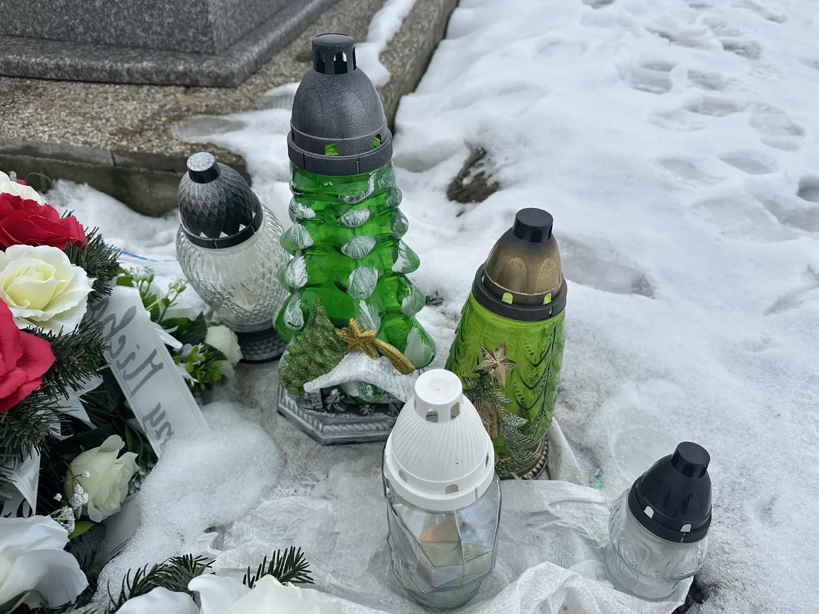 Sviece stále horia.
