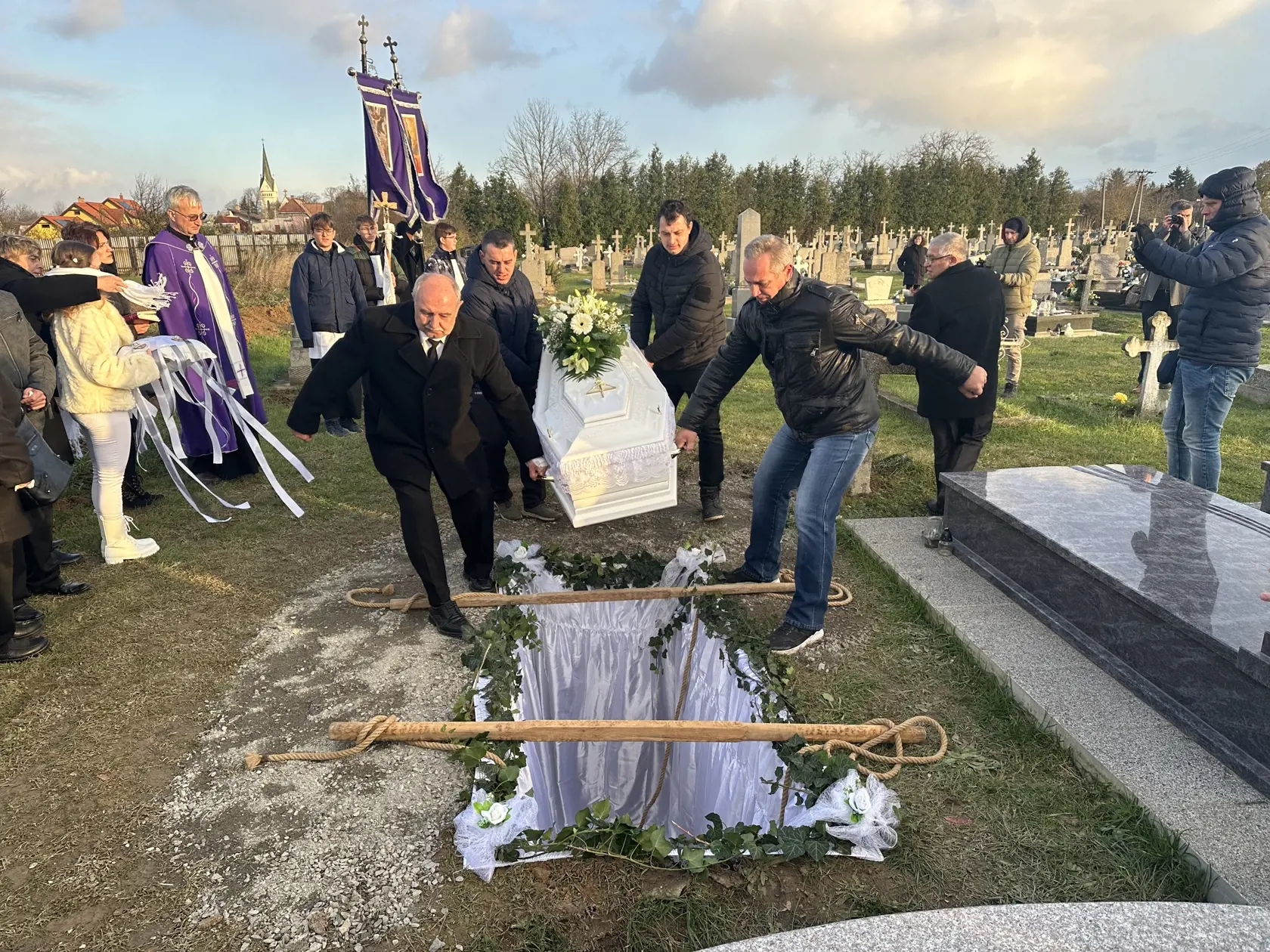 Posledná rozlúčka s 15-ročným Romanom, ktorý skočil zo strechy školy.