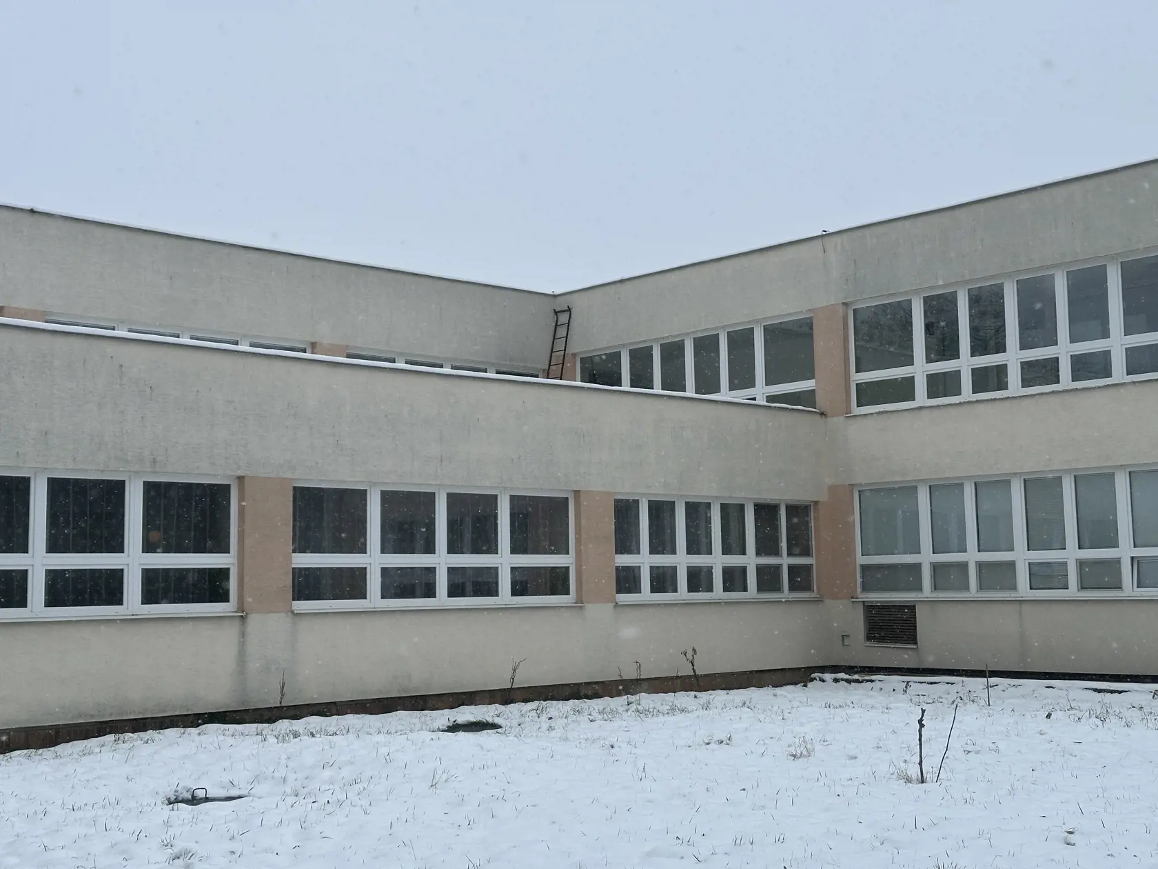 Na škole je stále vidieť rebrík na strechu, po ktorom sa na ňu dostal Roman.