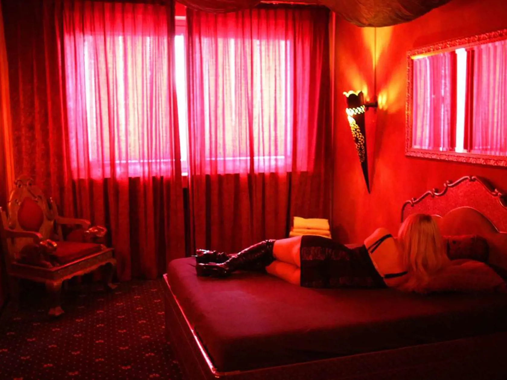 Nevestinec, ktorý otvorili v roku 1972 pod názvom Eros Center a bol klasifikovaný ako prvý európsky výškový bordel. V roku 1995 Eros Center zmenilo názov na Pascha, ktorý prenajímal za 180 eur za deň 126 izieb na siedmich poschodiach prostitútkam. Cena zahŕňala stravu, lekársku starostlivosť a daň vo výške 20 EUR, ktorú úrady vyberajú za prostitútku za deň.