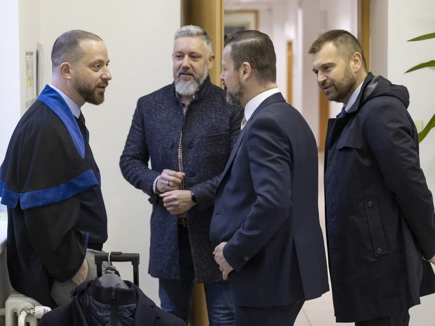Pojednávanie na Okresnom súde v Trnave s Monikou Jankovskou (v neprítomnosti), Róbertom Krajmerom a Petrom Vaskom, ktorá je obžalovaná zo zločinu vydierania v kauze Fatima. Na snímke zľava je advokát Marek Para, Róbert Krajmer, advokát Peter Erdös a advokát Miroslav Zobok.