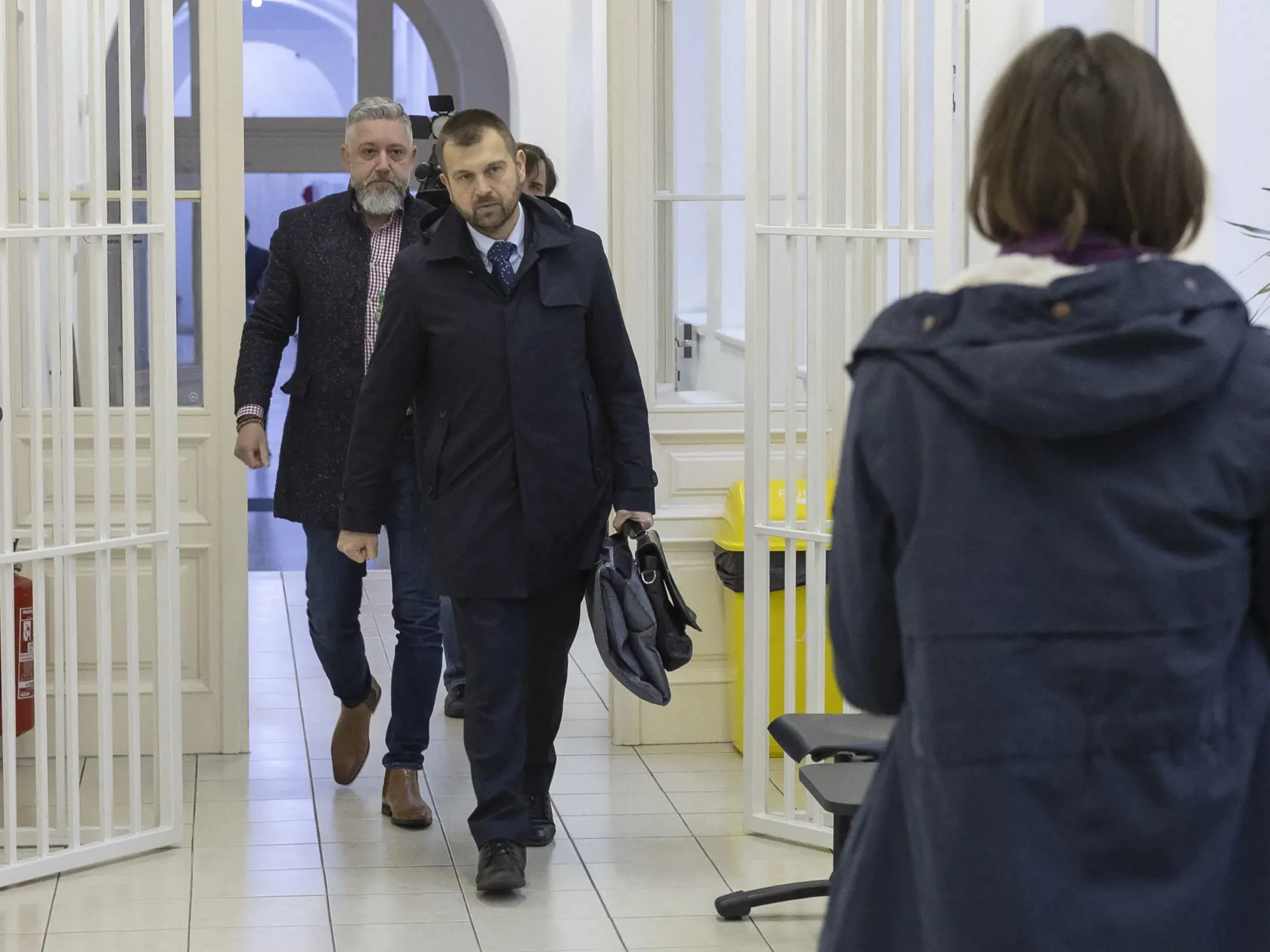 Pojednávanie na Okresnom súde v Trnave s Monikou Jankovskou (v neprítomnosti), Róbertom Krajmerom a Petrom Vaskom, ktorá je obžalovaná zo zločinu vydierania v kauze Fatima. Na snímke je advokát Miroslav Zobok a Róbert Krajmer.
