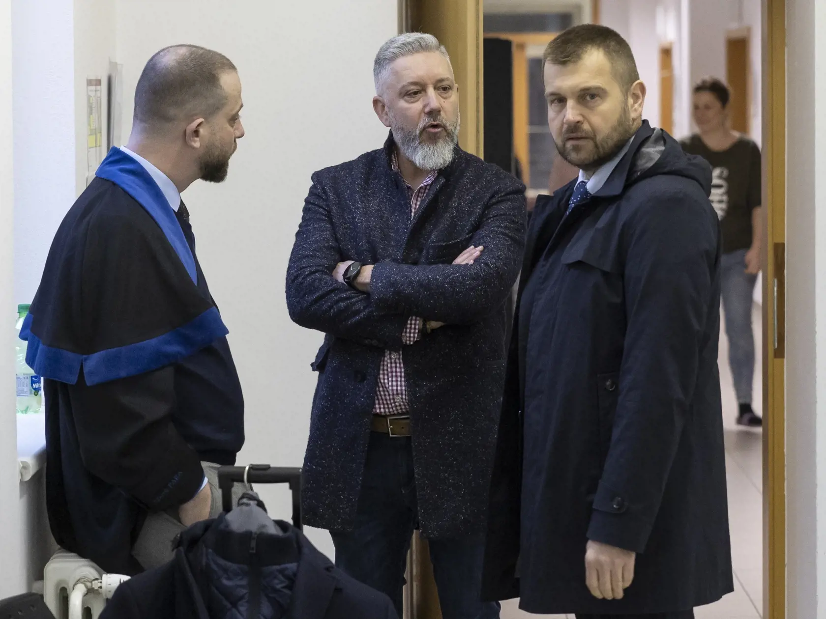 Pojednávanie na Okresnom súde v Trnave s Monikou Jankovskou (v neprítomnosti), Róbertom Krajmerom a Petrom Vaskom, ktorá je obžalovaná zo zločinu vydierania v kauze Fatima. Na snímke zľava je advokát Marek Para, Róbert Krajmer a advokát Miroslav Zobok.