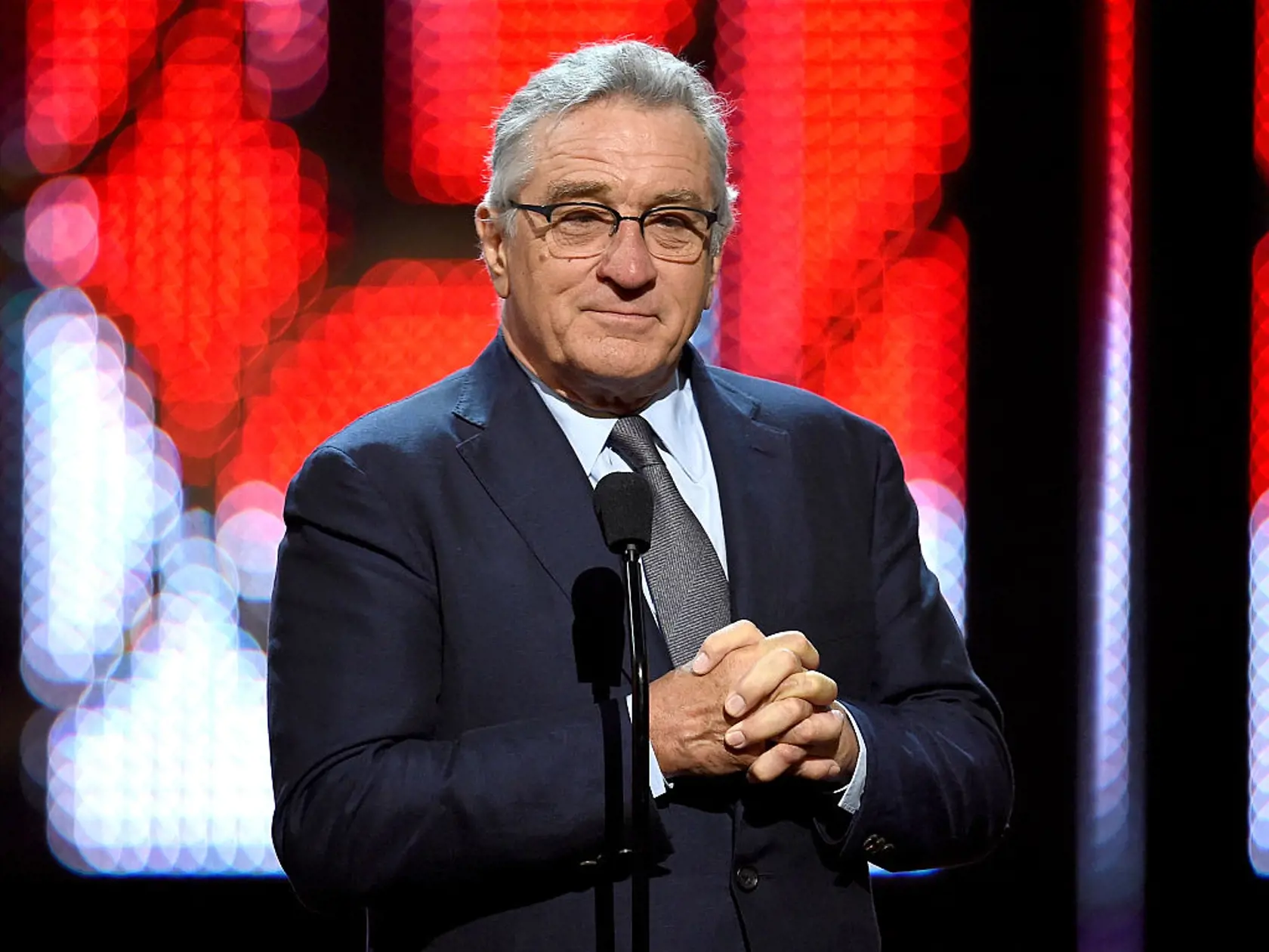 Robert de Niro (73)
Otec amerického herca zomrel na rakovinu. Aj to je dôvod, prečo Robert de Niro chodí celé desaťročia poctivo na preventívne prehliadky. A vyplatilo sa! Rakovinu prostaty mu pred deviatimi rokmi zachytili v začiatočnom štádiu. Nasledovala šesťtýždňová liečba, ktorá bola úspešná.