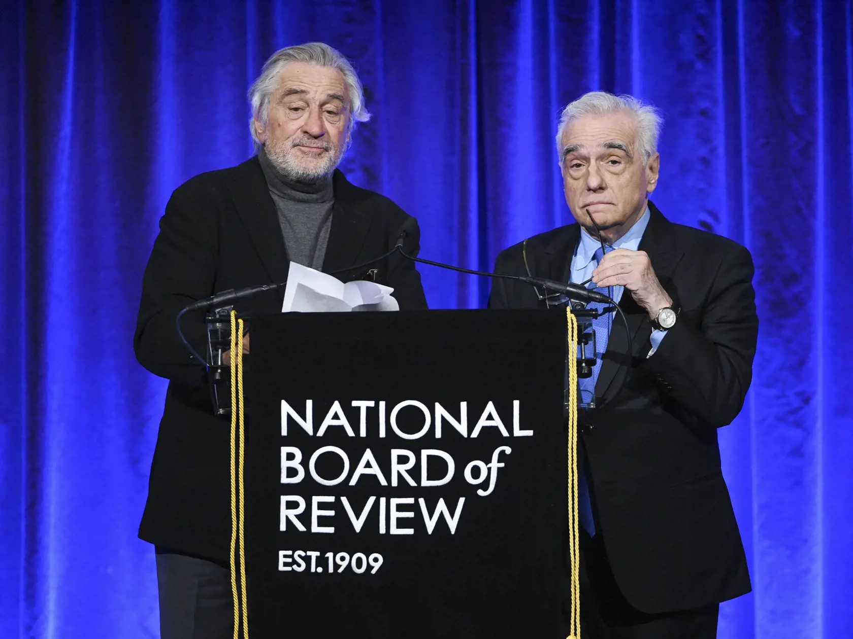 EBE 17 New York - Na snímke zľava americký herec Robert de Niro a režisér Martin Scorsese si prevzali cenu Ikona NBR za film Irishman počas udeľovania cien Amerického združenia filmových kritikov a kritičiek National Board of Review (NBR) v americkom New Yorku v noci na 9. januára 2020. FOTO TASR/AP
Actor Robert De Niro, left, and director Martin Scorsese accept the NBR icon award at the National Board of Review Awards gala at Cipriani 42nd Street on Wednesday, Jan. 8, 2020, in New York. (Photo 