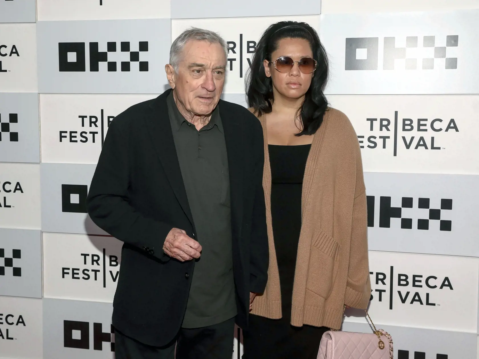 EBE 32 New York - Na snímke zľava americký herec Robert De Niro a jeho priateľka a filmová producentka Tiffany Chen prichádzajú na premiéru dokumentárneho filmu Kiss the Future v rámci filmového festivalu Tribeca v divadle OKX v New Yorku v noci na 8. júna 2023. FOTO TASR/AP

Actor Robert De Niro, left, and Tiffany Chen attend the Tribeca Festival opening night premiere of "Kiss the Future" at the OKX Theater at BMCC Tribeca Performing Arts Center on Wednesday, June 7, 2023, in New York. (Photo 