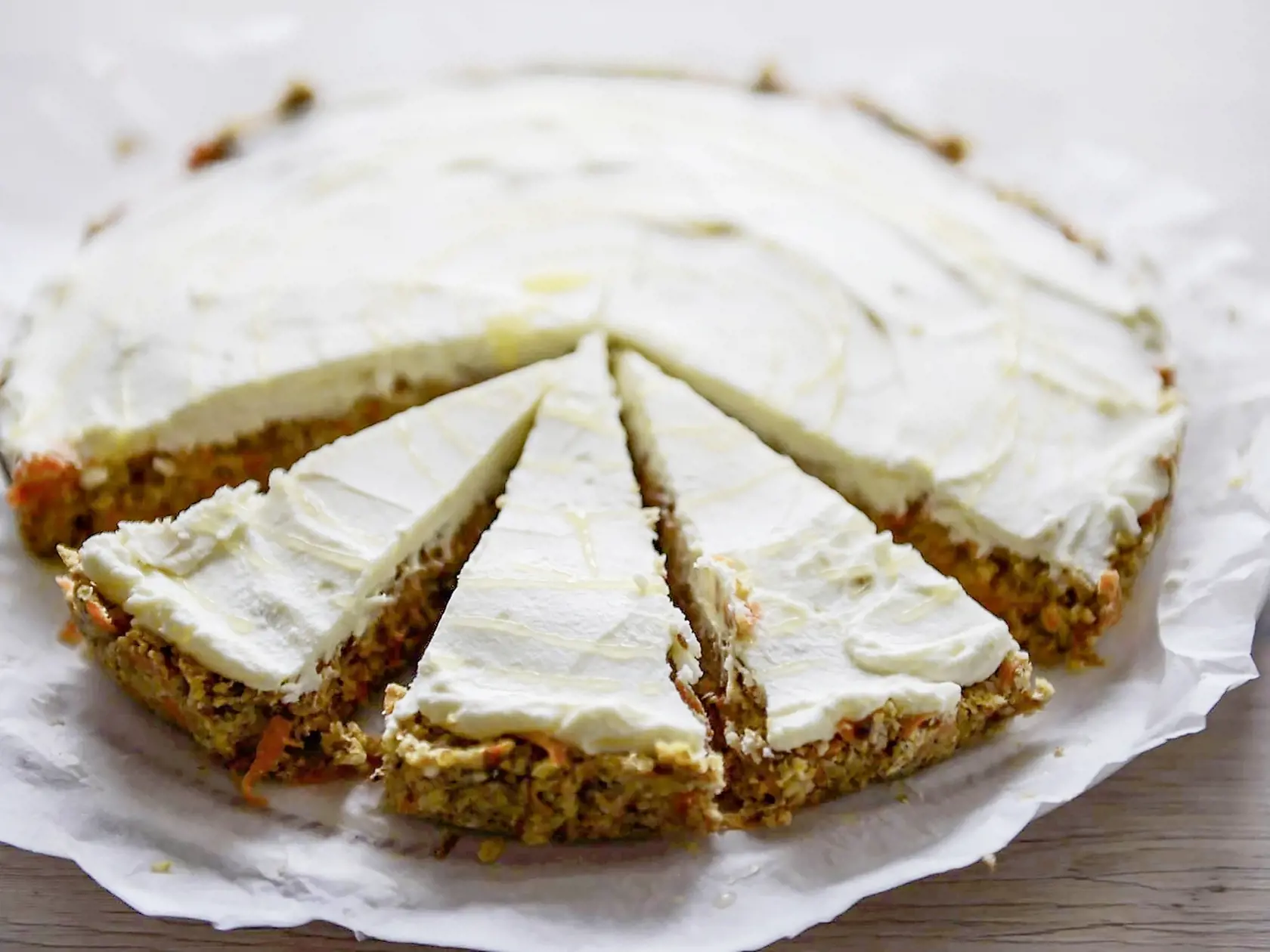 Raw kokosovo-orechový koláčik s medovým mascarpone