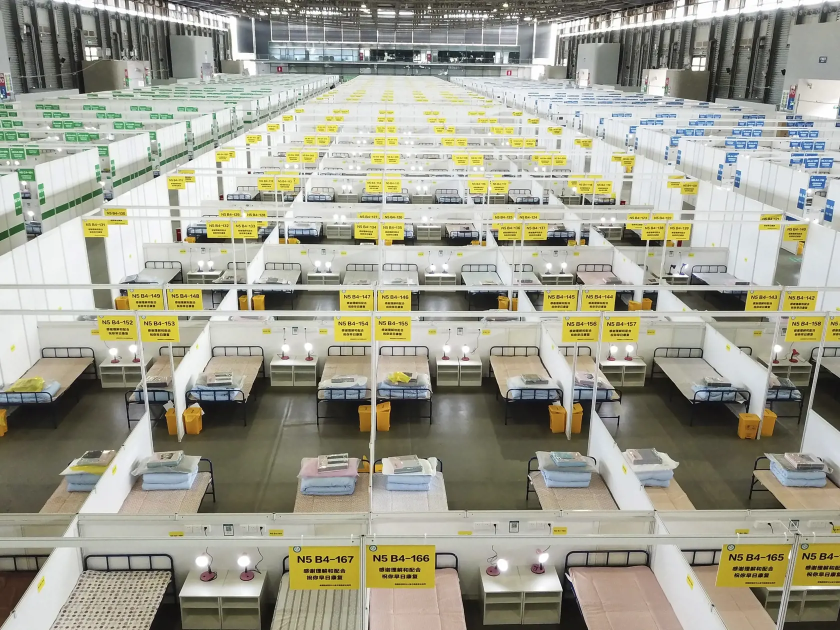JB 18 Šanghaj - Priestory šanghajského výstaviska premenené na poľnú nemocnicu s 15.000 lôžkami  pre pacientov s ochorením COVID-19 počas lockdownu v čínskom Šanghaji 30. marca 2022. Úrady v Šanghaji začali v stredu uzatvárať niektoré oblasti na západe tohto najľudnatejšieho čínskeho mesta o dva dni skôr, ako pôvodne plánovali. Dôvodom pre lockdown je rýchle šírenie nového koronavírusu, ktorým sa za uplynulý deň nakazilo rekordných takmer 6000 osôb. TASR o tom informuje na základe správy agentúr
