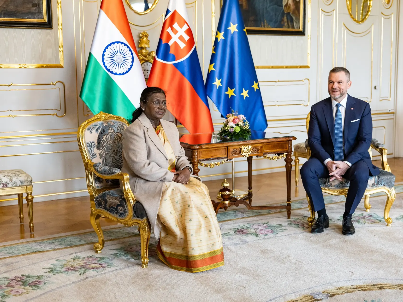 Prezident SR Peter Pellegrini víta v Grasalkovičovom paláci prezidentku Indickej republiky Draupadi Murmúovú.
