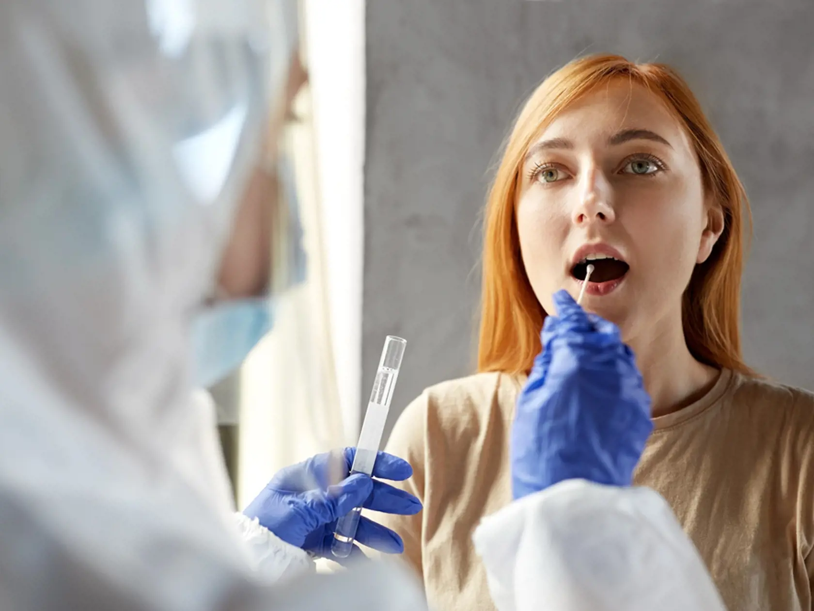 Po príchode zo zahraničia sa nezabudnite otestovať. Negatívny test môže ukončiť vašu povinnosť 14-dňovej karantény. Najskôr však ôsmy deň v prípade príchodu z takzvaných červených krajín. 14-dňovú karanténu budete musieť dodržať bez ohľadu na výsledok testu po príchode z čiernej krajiny.