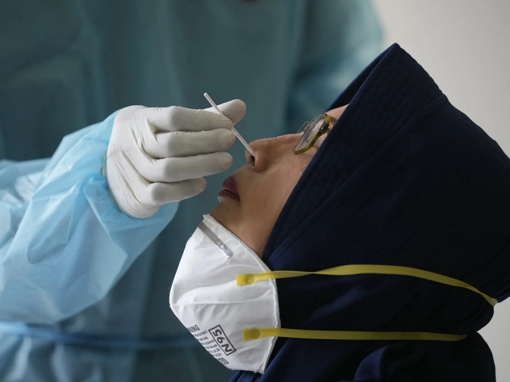 KK21 Jakarta - Zdravotník testuje ženu na ochorenie COVID-19 v Jakarte 29. júna 2021. Indonézia je už v súvislosti s pandémiou nového koronavírusu na pokraji "katastrofy", a to čiastočne z dôvodu šírenia variantu delta. Uviedol to v utorok Červený kríž, pričom túto ázijskú krajinu vyzval, aby zintenzívnila svoju očkovaciu kampaň aj testovanie, informuje agentúra DPA. Indonézske lekárske združenie tento týždeň varovalo, že zdravotníctvo na ostrove Jáva už takmer kolabuje a mnohé z tamojších nemoc