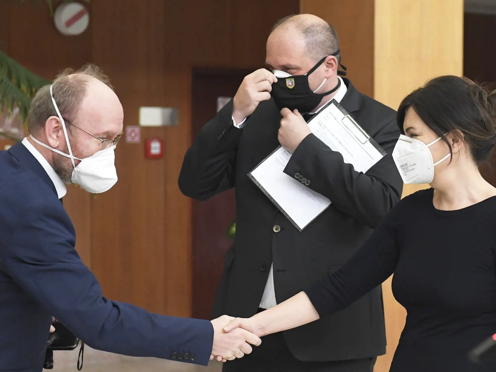Na snímke sprava prodekanka Lekárskej fakulty (LF) UPJŠ v Košiciach, prednostka Ústavu epidemiológie LF UPJŠ Monika Halánová, primátor mesta Košice Jaroslav Polaček a infektológ a prednosta Kliniky infektológie a cestovnej medicíny Univerzitnej nemocnice L. Pasteura Košice Pavol Jarčuška počas tlačovej konferencie k spusteniu bezplatného testovania na prítomnosť protilátok na ochorenie COVID-19 na odbernom mieste na Magistráte mesta Košice 16. apríla 2021. FOTO TASR - František Iván