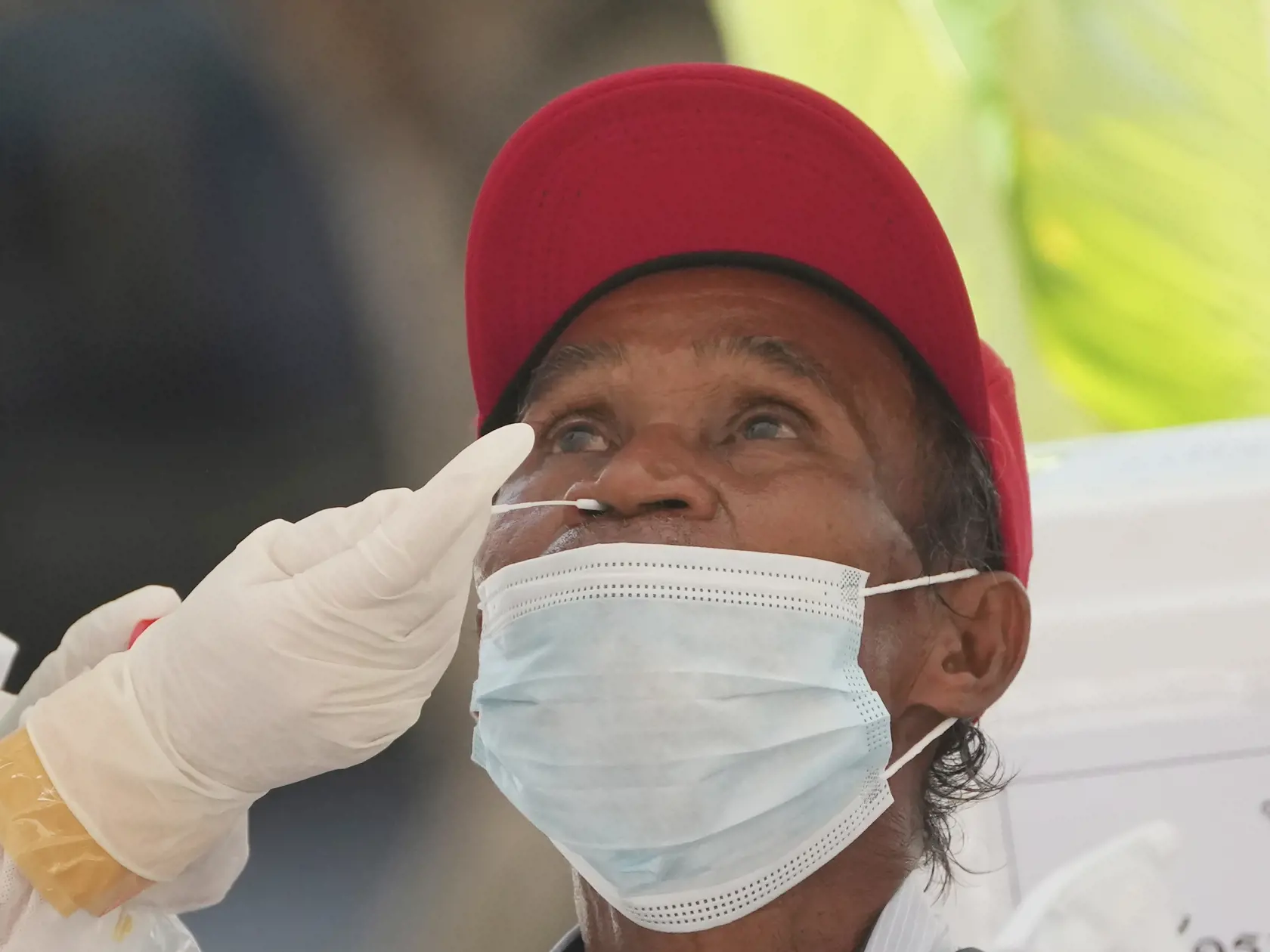 JB 10 Bangkok - Zdravotník v ochrannom odeve odoberá mužovi vzorku z nosa počas testovania na ochorenie COVID-19 v Bangkoku 1. júna 2021. FOTO TASR/AP

A health worker collects a nasal swab from a man for a coronavirus test in Bangkok, Thailand, Tuesday, June 1, 2021. (AP Photo/Sakchai Lalit)