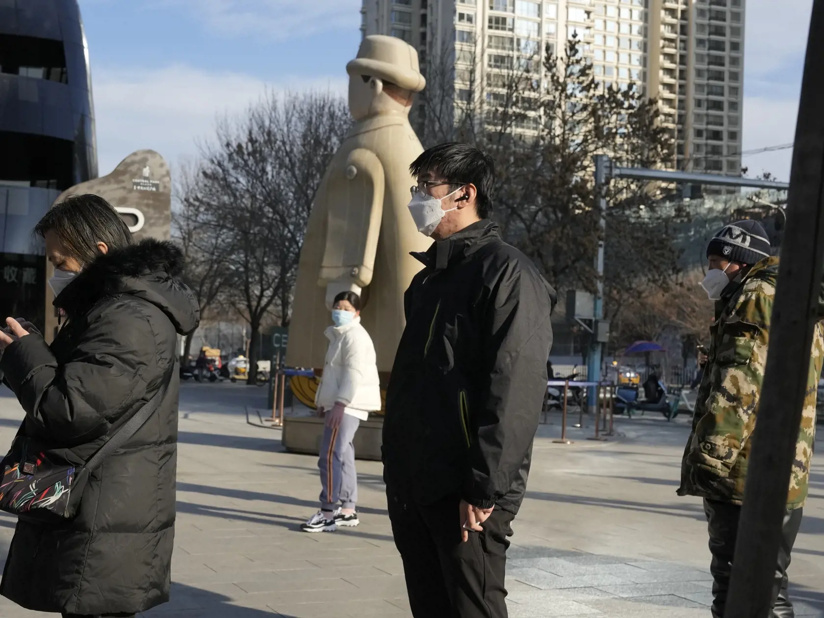 EBE 10 Peking - Čína v stredu ohlásila rozsiahle uvoľnenie obmedzení súvisiacich s ochorením COVID-19. Niektorí pozitívni pacienti budú môcť zostať v domácej karanténe a obmedzia sa aj požiadavky na povinné PCR testovanie. Na snímke ľudia stoja v rade čakajúc na testy na prítomnosť koronavírusu v čínskom Pekingu 7. decembra 2022. FOTO TASR/AP

Residents line up for COVID tests in Beijing, Wednesday, Dec. 7, 2022. In a sharp reversal, China has announced a series of measures rolling back some of 