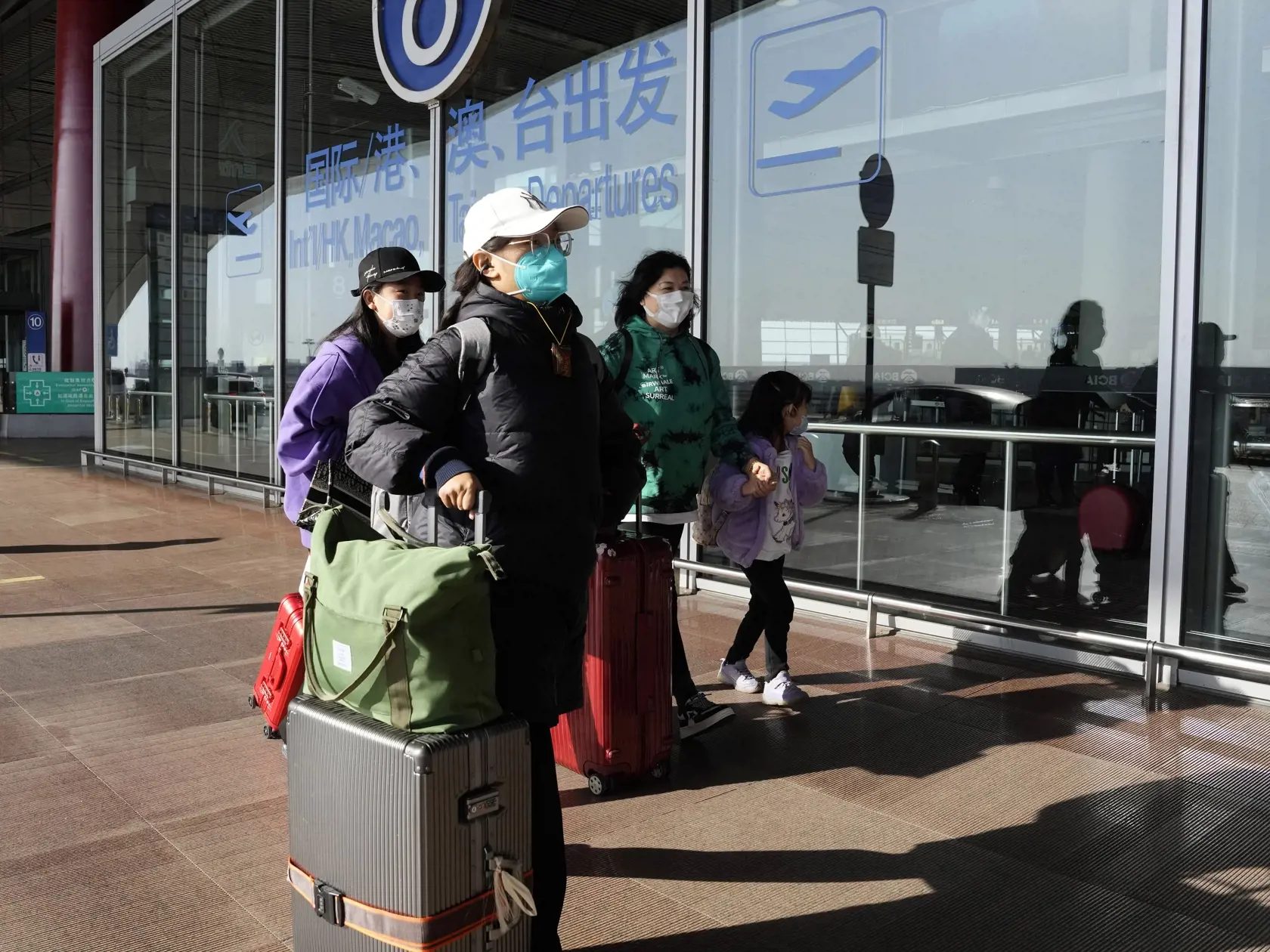 WA 12 archív Peking - Na archívnej snímke z 13. decembra 2022 cestujúci s respirátormi na tvári proti šíreniu ochorenia COVID-19 kráčajú cez hlavný terminál letiska v Pekingu. Spojené štáty budú od 5. januára 2023 vyžadovať negatívny výsledok testu na koronavírus od všetkých cestujúcich prichádzajúcich letecky z Číny. Oznámilo to v stredu 28. decembra americké Centrum pre kontrolu a prevenciu chorôb (CDC). Dôvodom je nárast prípadov tejto nákazy v Číne, o ktorých Peking podľa Washingtonu zároveň