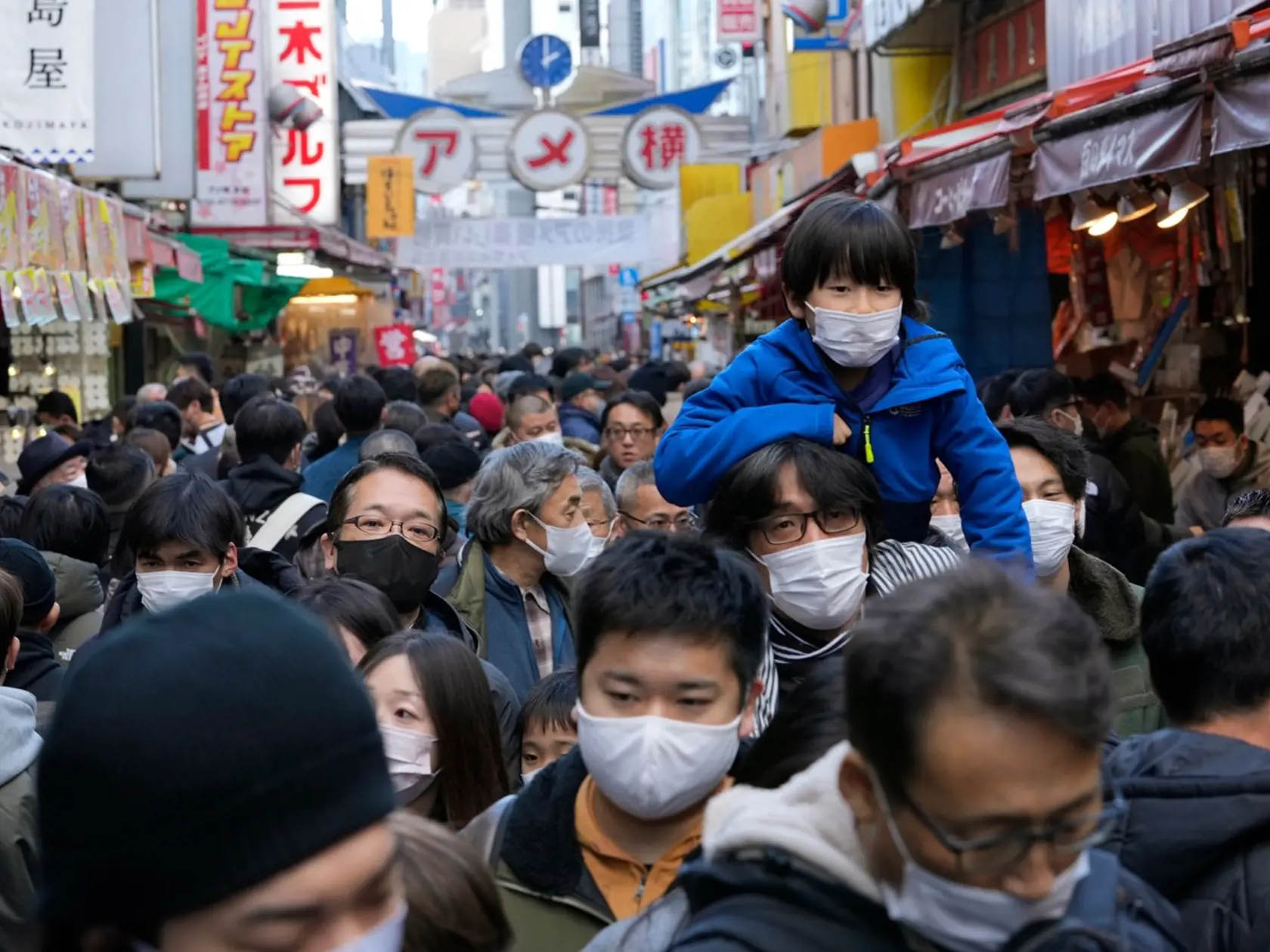 Japonská vláda ponúka rodinám milión jenov na dieťa, ak sa odsťahujú z Tokia, ktoré je ľuďmi doslova preplnené.