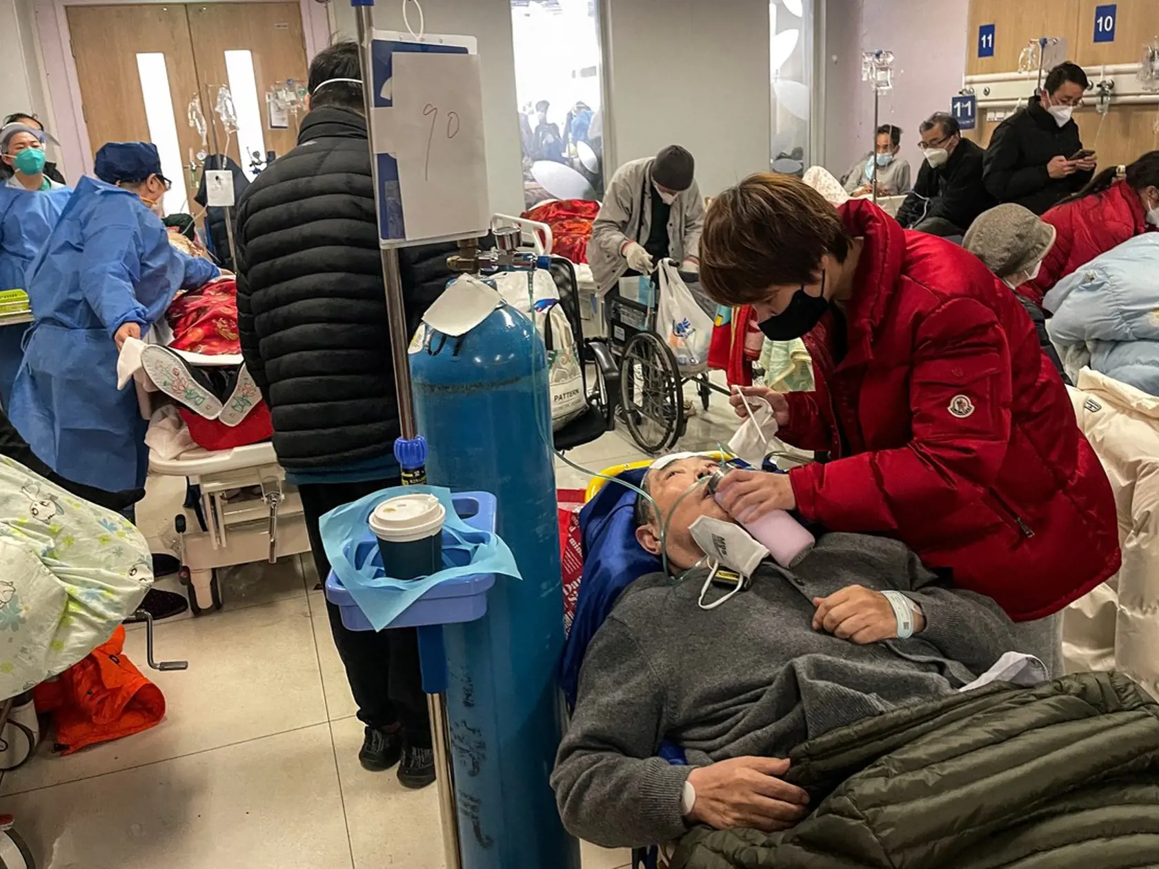 V Číne prudko stúpla nákaza koronavírusom po tom, ako vláda po 3 rokoch uvoľnila prísne opatrenia.