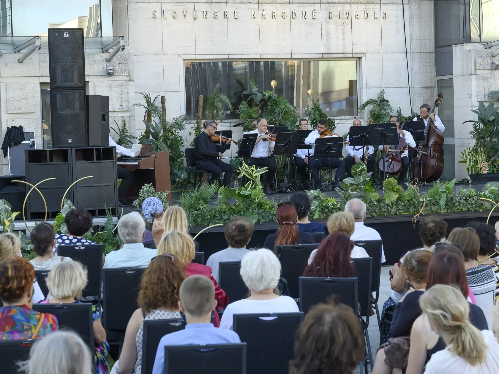 Slovenské národné divadlo (SND) sa lúčilo so svojou jubilejnou 100. sezónou open air programom Divadlo pred divadlom 30. júna 2020 v Bratislave. Na snímke komorné teleso Opery SND počas vystúpenia. FOTO TASR - Pavel Neubauer 