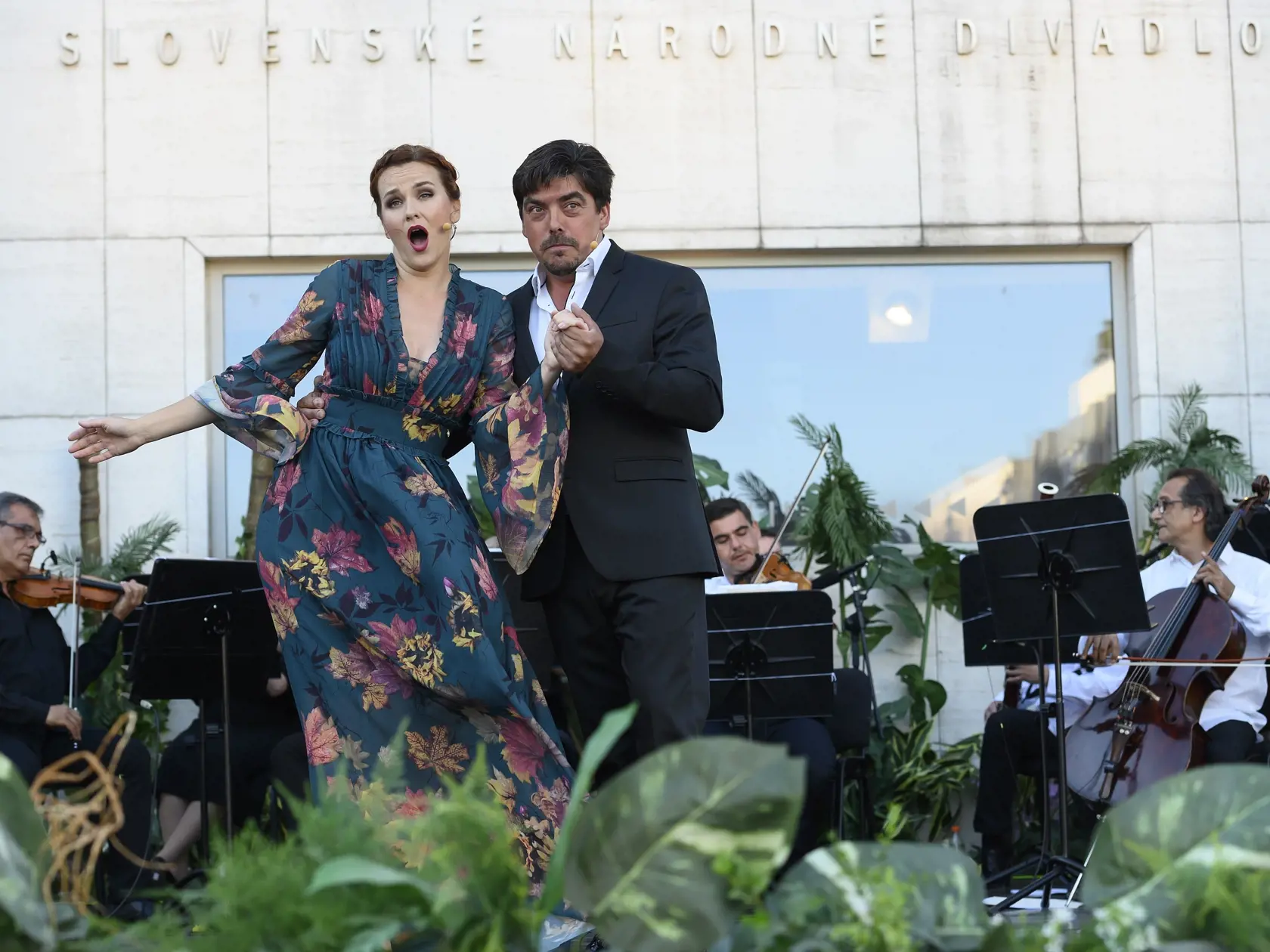 Slovenské národné divadlo (SND) sa lúčilo so svojou jubilejnou 100. sezónou open air programom Divadlo pred divadlom 30. júna 2020 v Bratislave. Na snímke sopranistka Andrea Vizvári a Daniel Čapkovič (barytón). FOTO TASR - Pavel Neubauer 