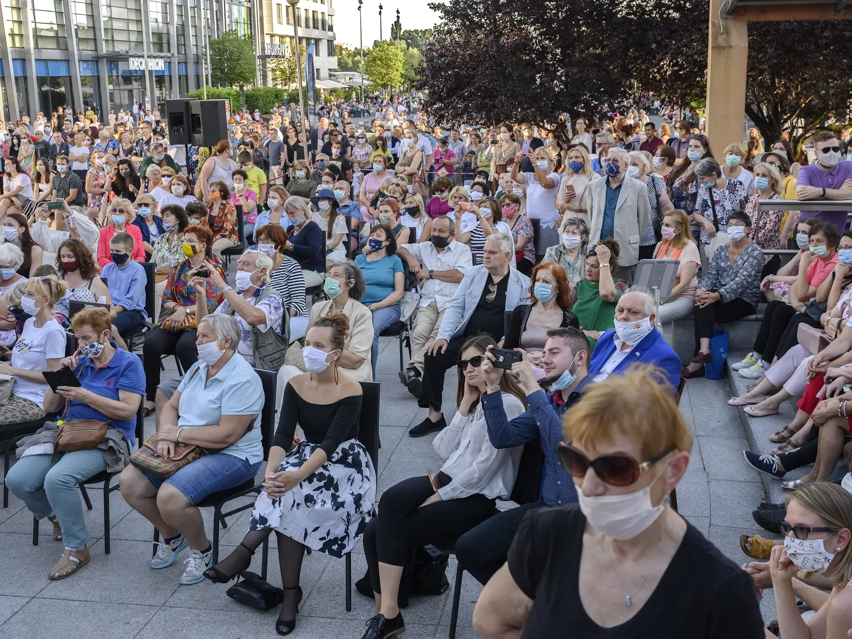 Slovenské národné divadlo (SND) sa lúčilo so svojou jubilejnou 100. sezónou open air programom Divadlo pred divadlom 30. júna 2020 v Bratislave. Na snímke diváci počas vystúpenia. FOTO TASR - Pavel Neubauer 