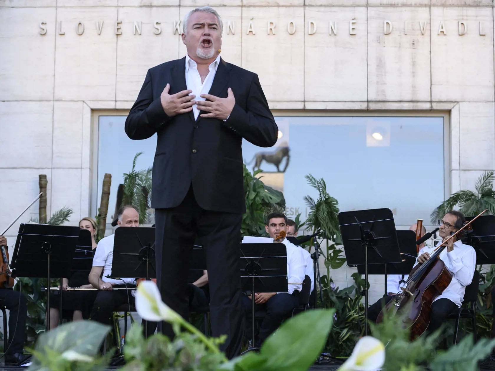 Slovenské národné divadlo (SND) sa lúčilo so svojou jubilejnou 100. sezónou open air programom Divadlo pred divadlom 30. júna 2020 v Bratislave. Na snímke Miroslav Dvorský (tenor) počas vystúpenia. FOTO TASR - Pavel Neubauer 