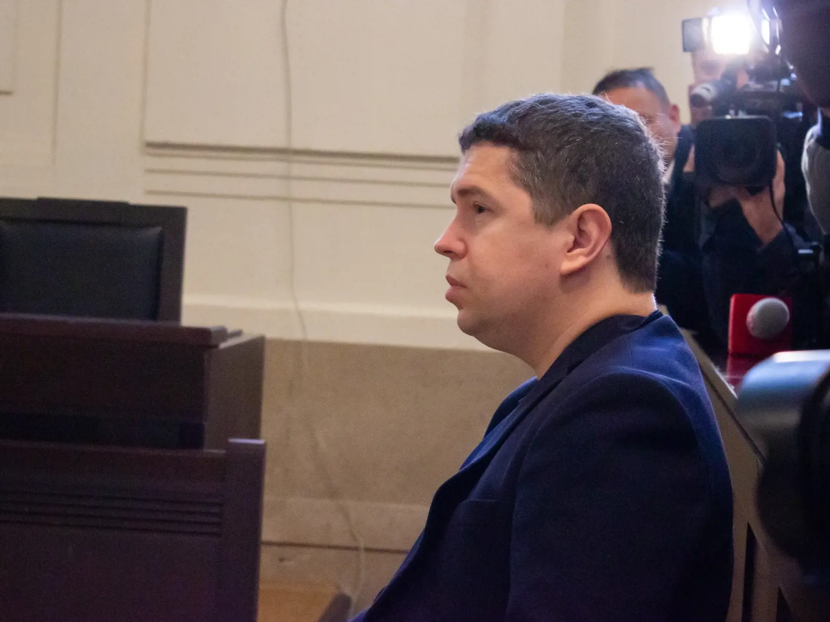 Na snímke Andrej Babiš mladší v pojednávacej miestnosti Mestského súdu v Prahe 16. septembra 2022. Na súd v dotačnej kauze Čapí hnízdo prišiel vypovedať Andrej Babiš junior, syn bývalého českého premiéra a predsedu hnutia ANO. Ani jeden z obžalovaných sa na piatkovom pojednávaní nezúčastňuje. Svedok pred začiatkom pojednávania novinárom povedal, že s otcom nebol v kontakte a vypovedať bude. Andrej Babiš mladší v kauze dotačného podvodu figuroval pôvodne ako obvinený. Podľa dokumentov o prevode a