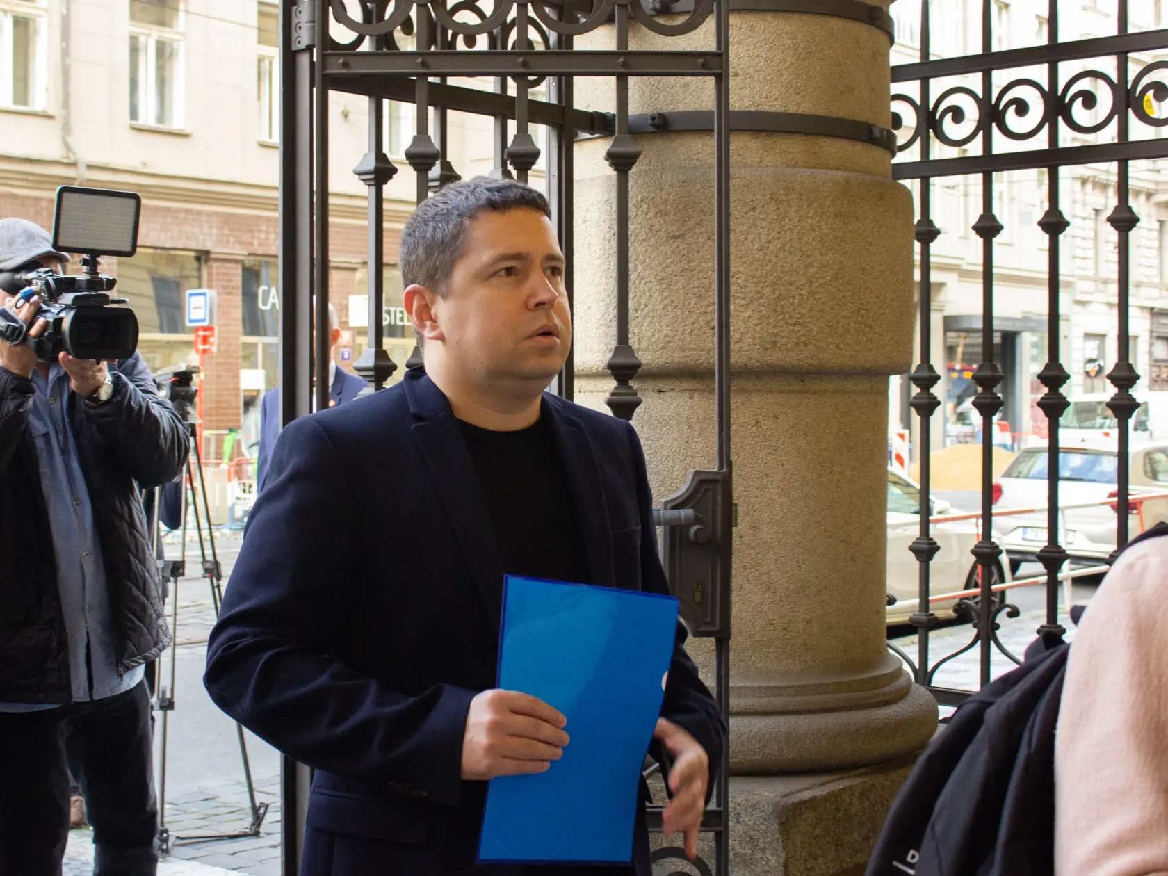 Na snímke Andrej Babiš mladší prichádza svedčiť na Mestský súd v Prahe 16. septembra 2022. Na súd v dotačnej kauze Čapí hnízdo prišiel vypovedať Andrej Babiš junior, syn bývalého českého premiéra a predsedu hnutia ANO. Ani jeden z obžalovaných sa na piatkovom pojednávaní nezúčastňuje. Svedok pred začiatkom pojednávania novinárom povedal, že s otcom nebol v kontakte a vypovedať bude. Andrej Babiš mladší v kauze dotačného podvodu figuroval pôvodne ako obvinený. Podľa dokumentov o prevode akcií fir