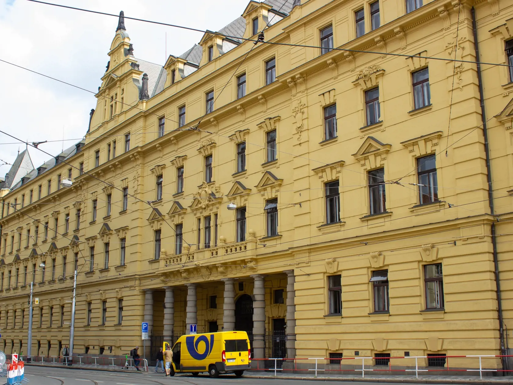 Na snímke z pondelka 12. septembra 2022 budova Mestského súdu v Prahe. V pondelok sa skončil prvý deň pojednávania v kauze Farmy Čapí hnízdo. Pred súdom vypovedal český expremiér Andrej Babiš aj bývalá manažérka Farmy Čapí hnízdo Jana Nagyová. Tá vo svojej obhajobe uviedla, že sa ničím neprevinila.Andrej Babiš je v kauze Čapí hnízdo obžalovaný z napomáhania k dotačnému podvodu, ktorého cieľom bolo získať dotáciu takmer 50 miliónov českých korún (približne dva milióny eur) na stavbu multifunkčnéh