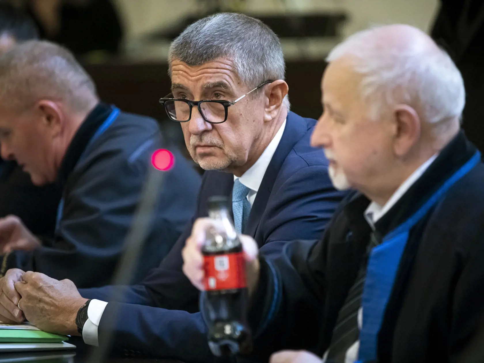 EBE 21 Praha - Na snímke uprostred bývalý český premiér Andrej Babiš čaká na začiatok pojednávania na Mestskom súde v Prahe v pondelok 12. septembra 2022. Babiš čelí obvineniam pre podvody v súvislosti s farmou Čapí hnízdo. V kauze je obžalovaná aj jeho niekdajšia poradkyňa Jana Nagyová. FOTO TASR/AP
Czech billionaire and former Prime Minister Andrej Babis, centre, waits for the beginning of his trial, at the Prague Municipal Court, in Prague, Czech Republic, Monday, Sept. 12, 2022. Former Czech