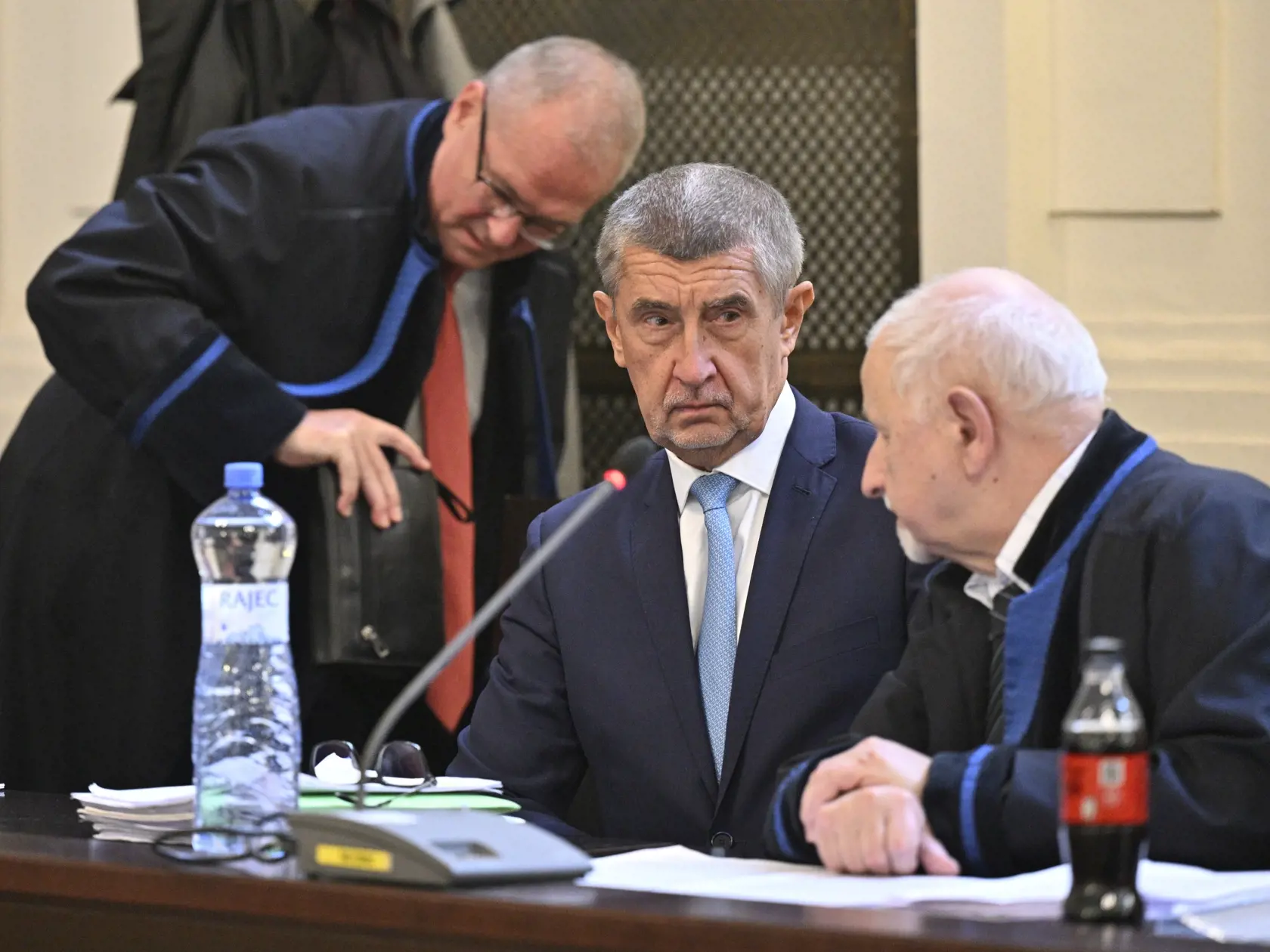 EBE 6 Praha - Na snímke uprostred bývalý český premiér Andrej Babiš na Mestskom súde v Prahe vpondelok 12. septembra 2022. Babiš čelí obvineniam pre podvody v súvislosti s farmou Čapí hnízdo. V kauze je obžalovaná aj jeho niekdajšia poradkyňa Jana Nagyová. FOTO TASR/AP
Former prime minister Andrej Babis, center, at the Prague Municipal Court in Prague. Czech Republic, Monday, Sept. 12, 2022.  Babis goes on trial after the prosecution indicted him in a $2 million fraud case involving European Uni