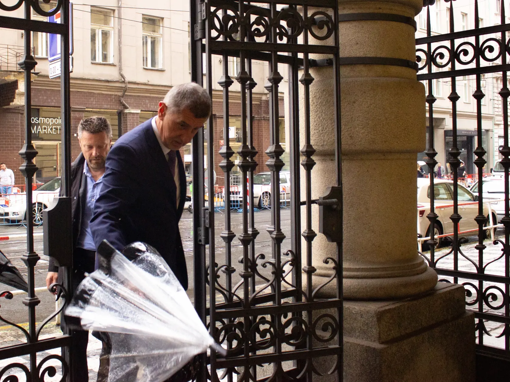 Na smínke Andrej Babiš prichádza do budovy Mestského súdu v Prahe 14. septembra 2022. Manželka Andreja Babiša Monika odmietla vypovedať na súde v dotačnej kauze Čapí hnízdo. Na pojednávanie prišla spolu so svojím manželom a bratom Martinom Herodesom, ktorí mal v stredu tiež vypovedať ako svedok.  Právo nevypovedať využil aj Babišovej brat. "Obžalovaný je môj švagor a bol som v tejto trestnej veci stíhaný," uviedol Herodes k dôvodom tohto rozhodnutia. Dcéra Adriana sa z pojednávania ospravedlnila